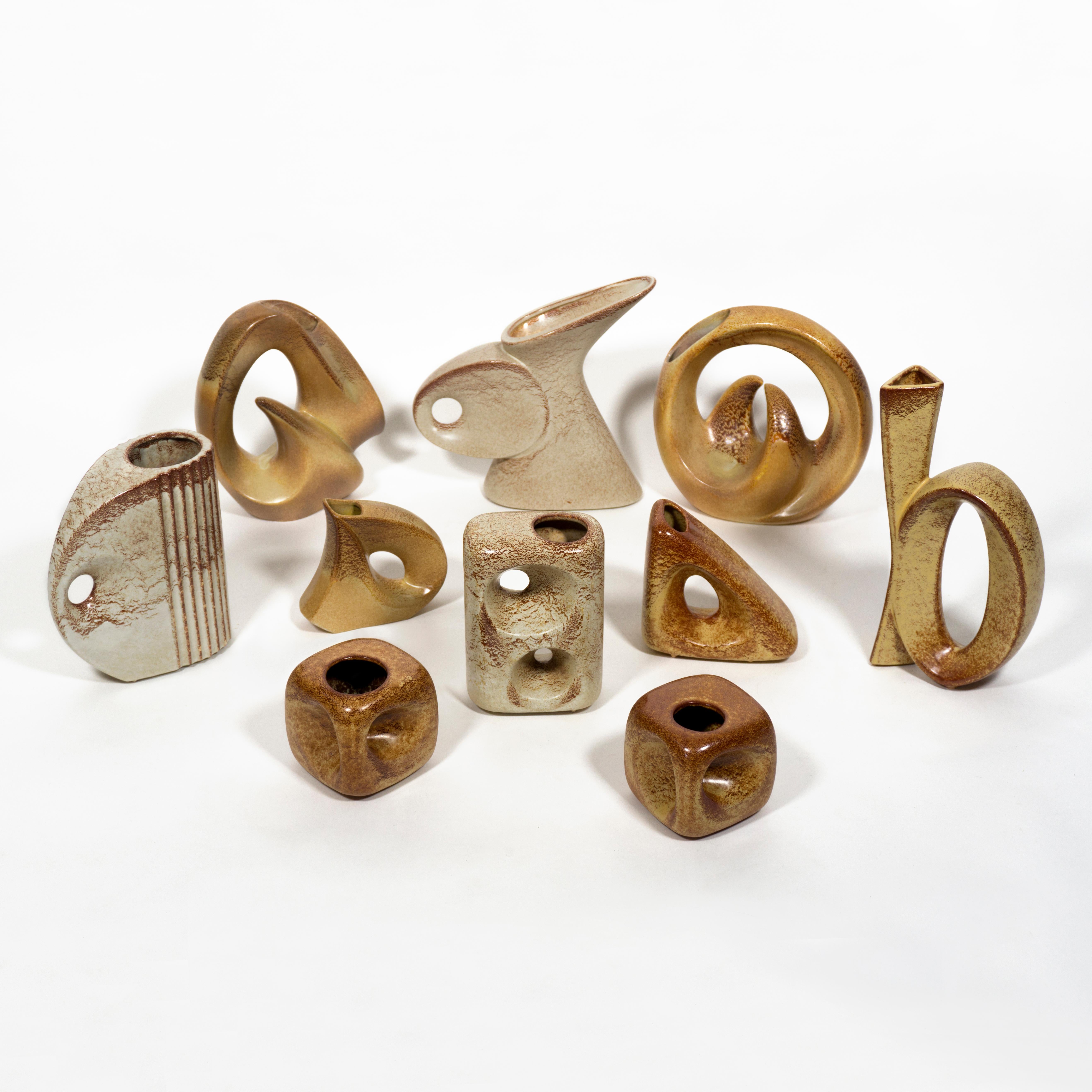 Superbe ensemble de 10 vases sculpturaux en céramique Bertoncello d'Italie, datant des années 1960.
Les vases incarnent les traits caractéristiques du design Mid-Century Modern avec leurs lignes épurées, leurs formes géométriques et leurs formes