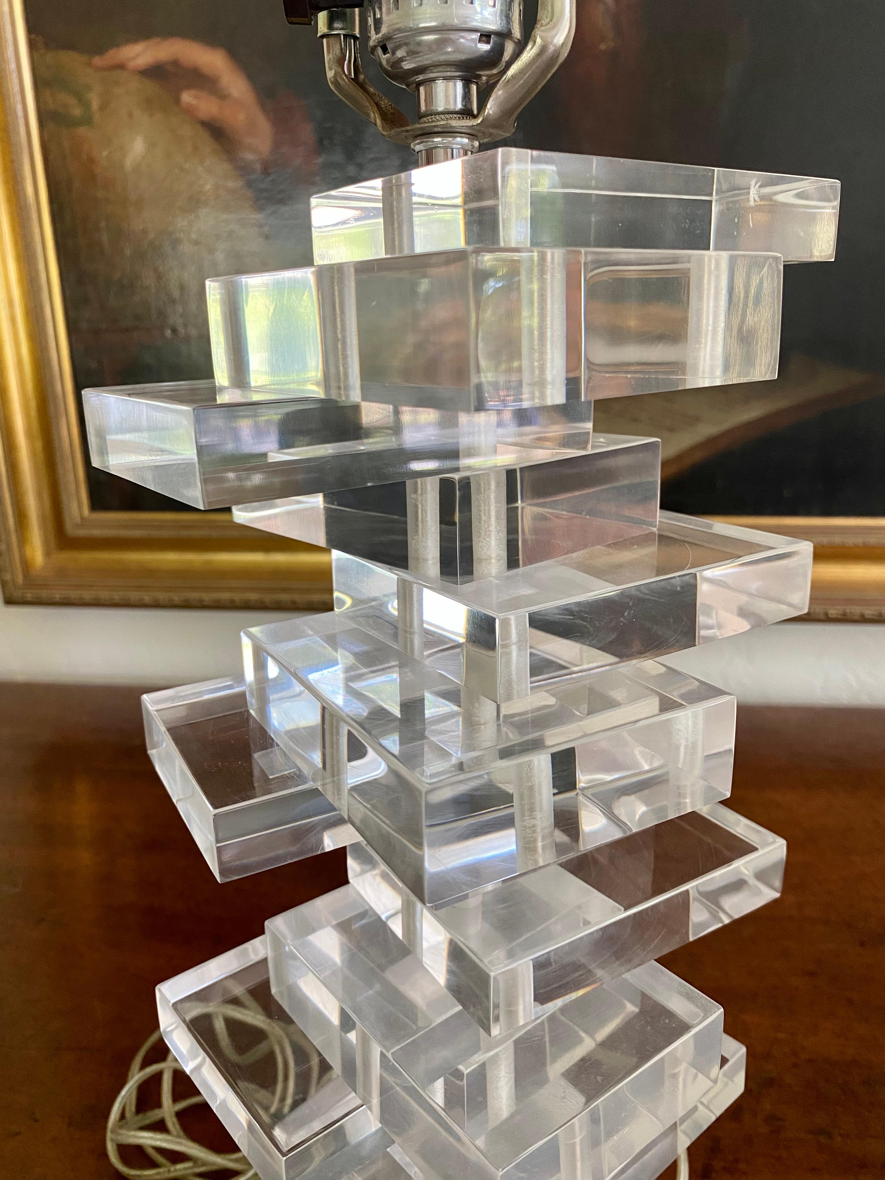 Sculptural Mid Century Stacked Lucite Table Lamp with Matching Lucite Finial In Good Condition For Sale In San Francisco, CA