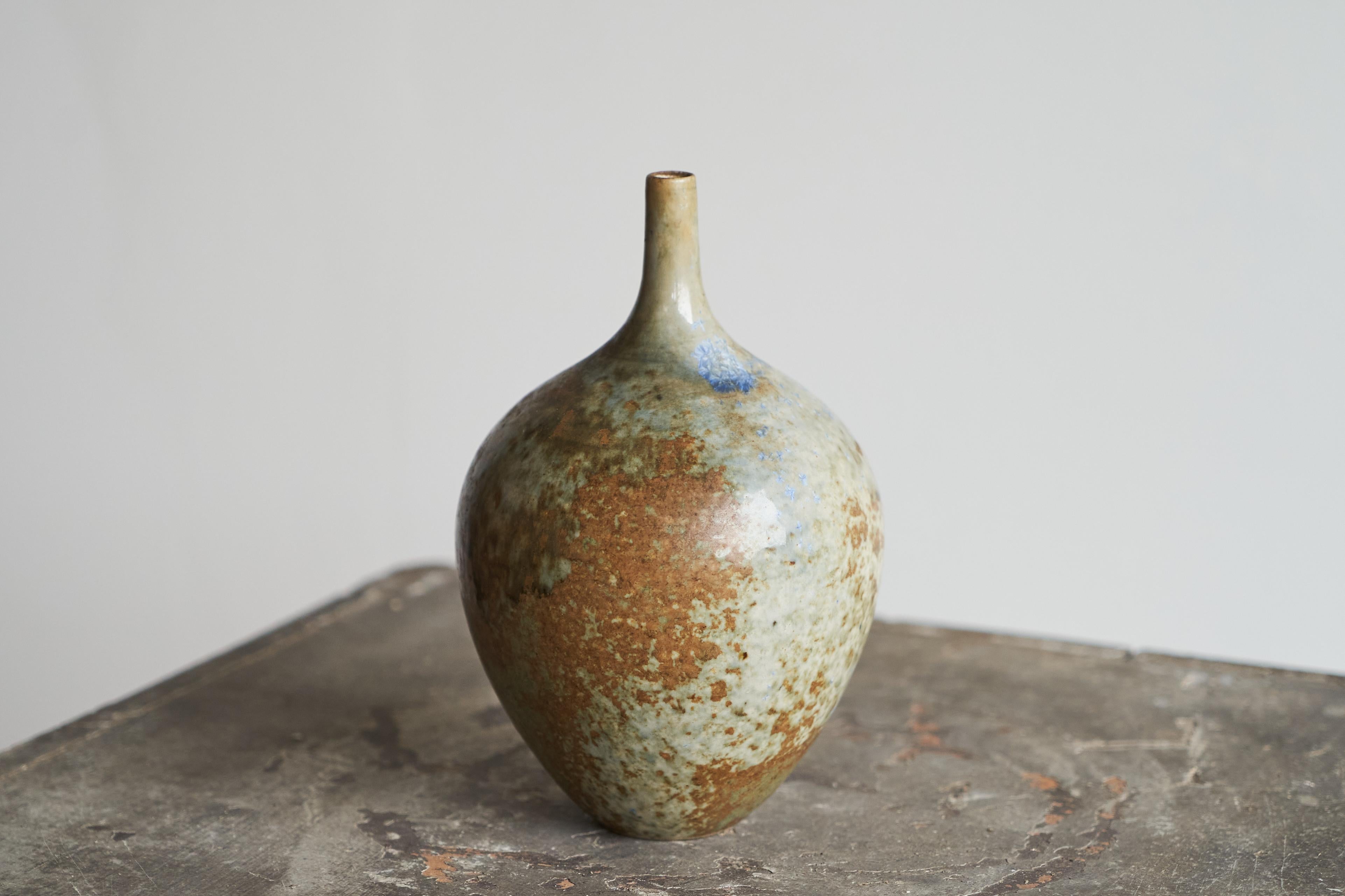 Vaso scultoreo in Studio Pottery, 1960

Si tratta di un grazioso e bellissimo vaso in Studio Pottery della metà del secolo, con uno smalto colorato e una forma molto distinta. Probabilmente americano, anni '50 o '60.

Smalto e colori molto belli,