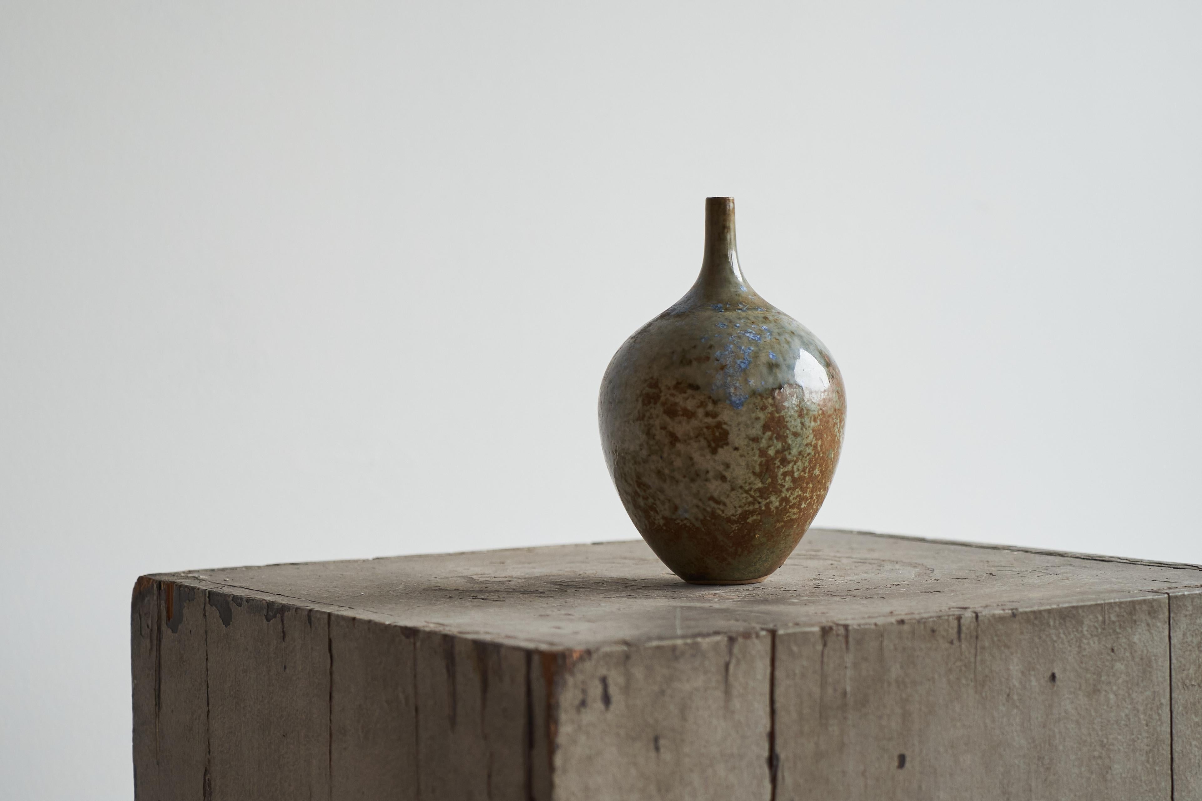 Terracotta Vaso scultoreo in Studio Pottery del 1960 in vendita