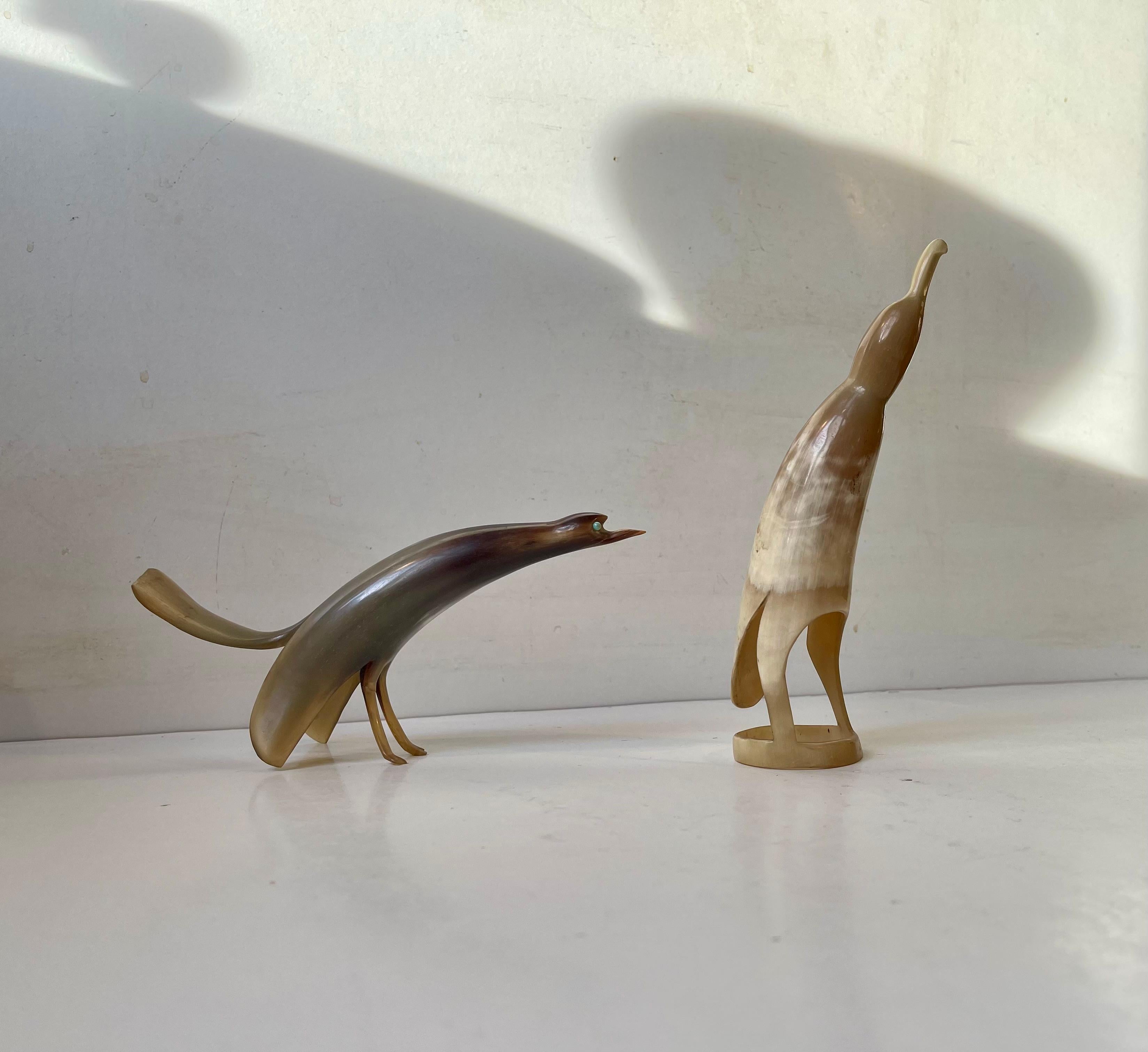 Mid-Century Modern Oiseaux stylisés sculptés en corne de bœuf, milieu du siècle dernier, années 1960 en vente