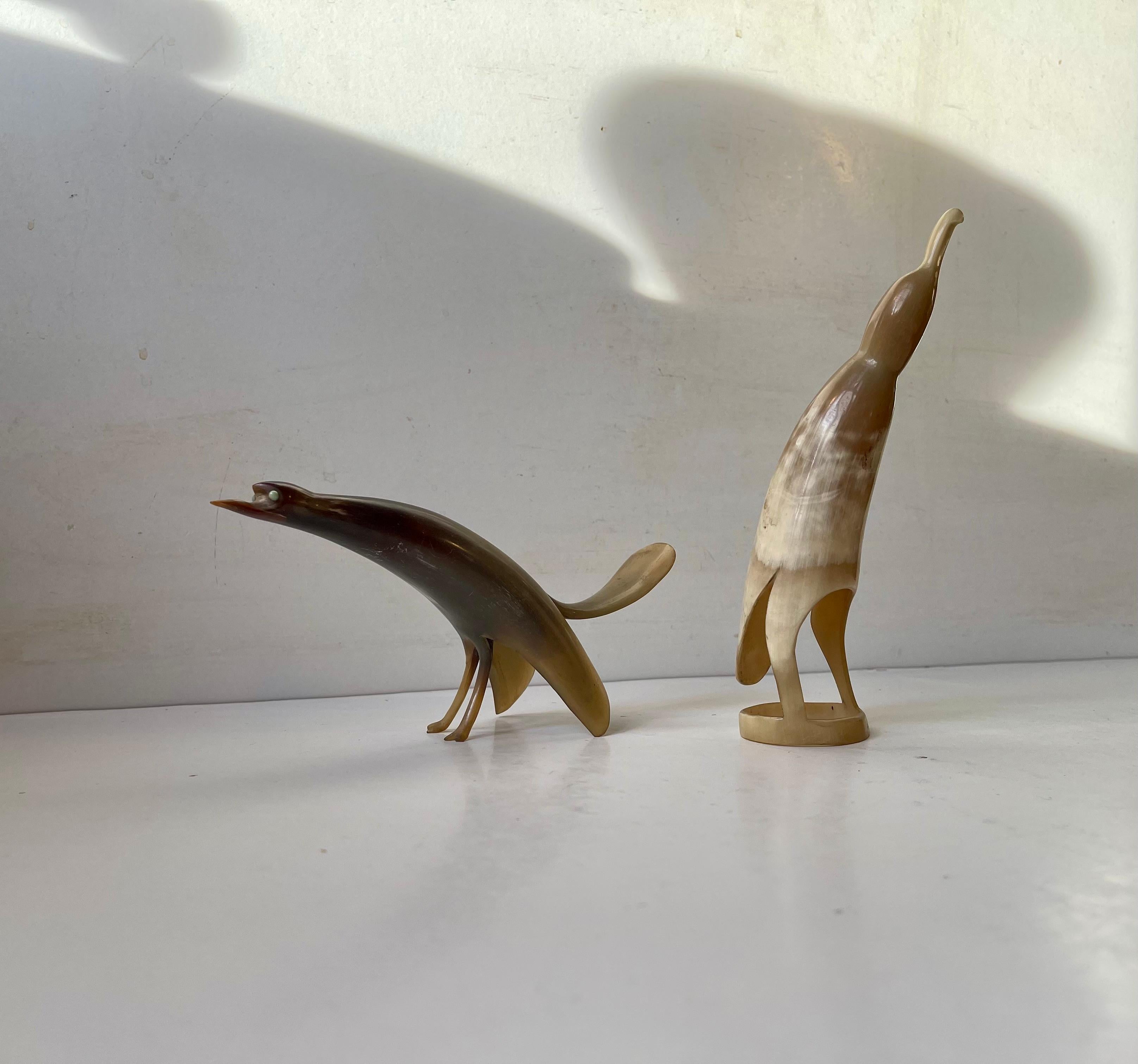 Européen Oiseaux stylisés sculptés en corne de bœuf, milieu du siècle dernier, années 1960 en vente