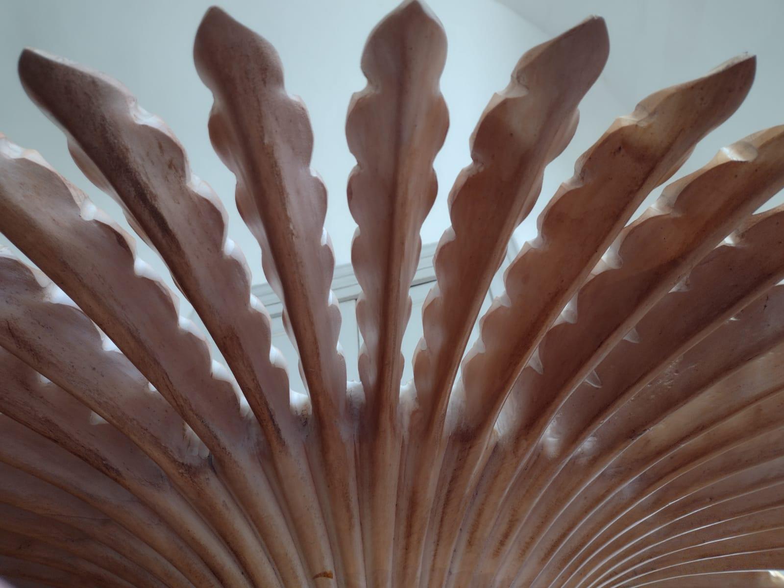 Un magnifique exemple de design italien, une table de salle à manger ou de centre en bois doré sculpté et laqué ivoire avec un plateau rond en cristal biseauté.