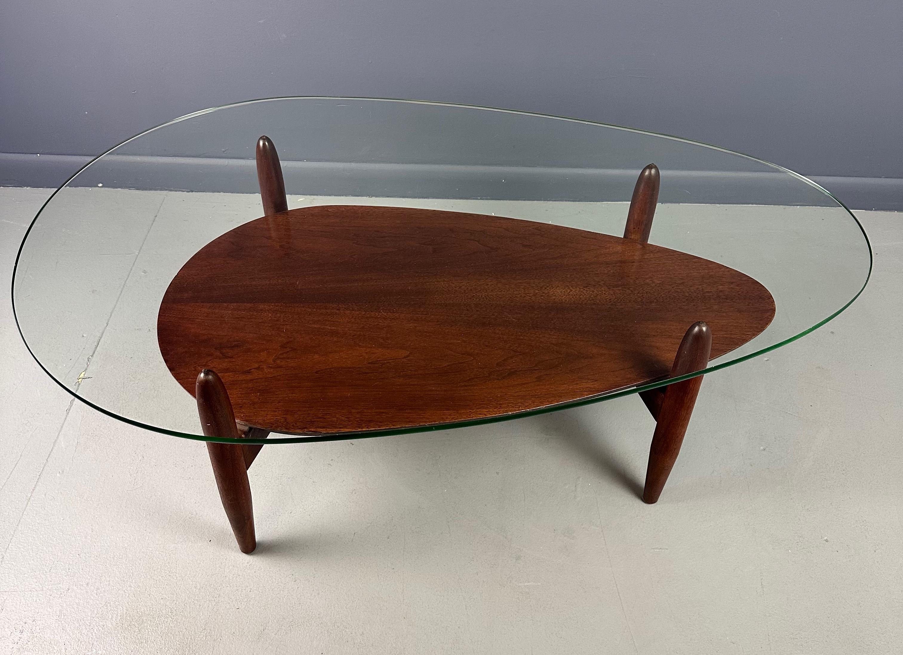 Sculptural Mid Century Teardrop Coffee Table in Walnut by Adrian Pearsall In Good Condition For Sale In Philadelphia, PA