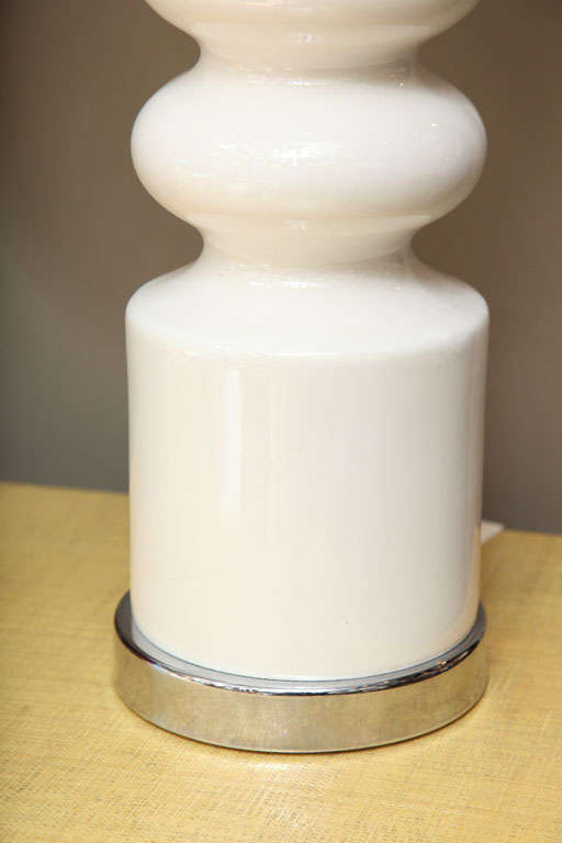 Mid-Century Modern Sculptural Midcentury White Ceramic Table Lamp For Sale