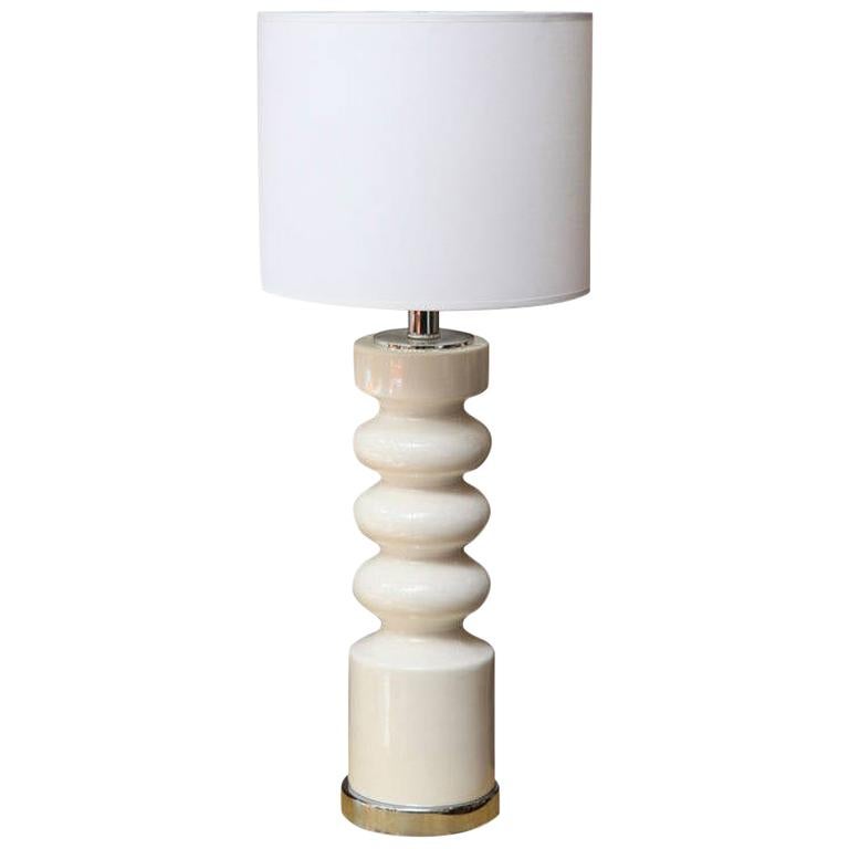 Lampe de table sculpturale en céramique blanche du milieu du siècle dernier