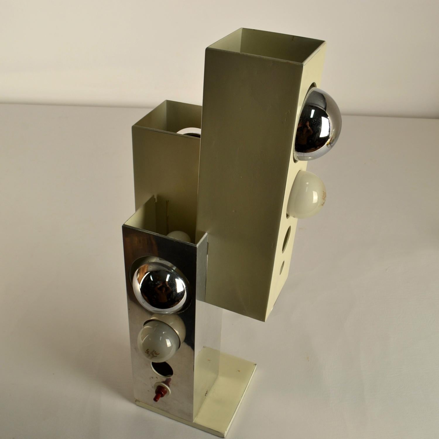 Skulpturale Minimalistische Creme Metall & Nickel 1960's Italienische Tischlampe 5