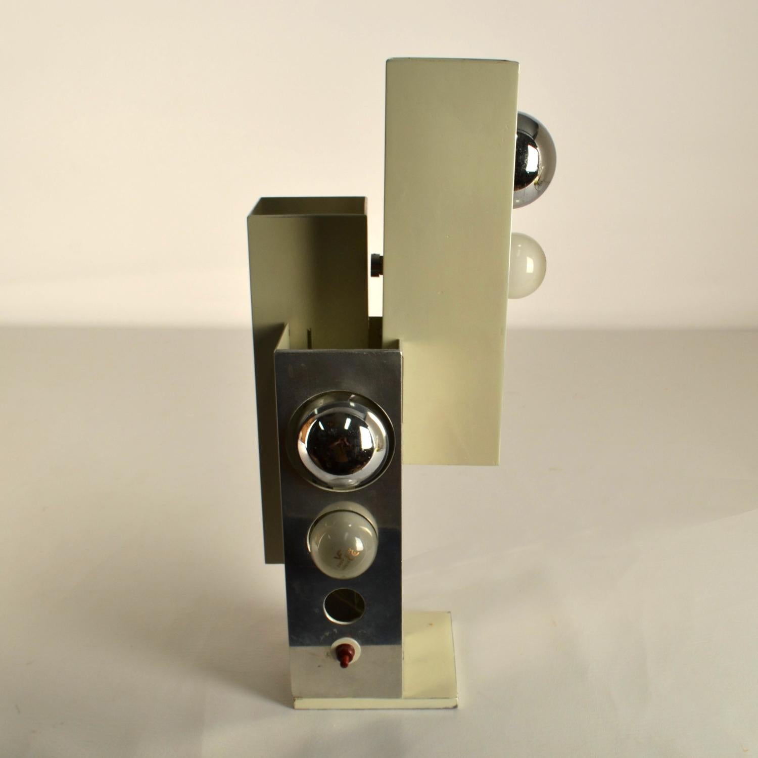 Skulpturale Minimalistische Creme Metall & Nickel 1960's Italienische Tischlampe 6