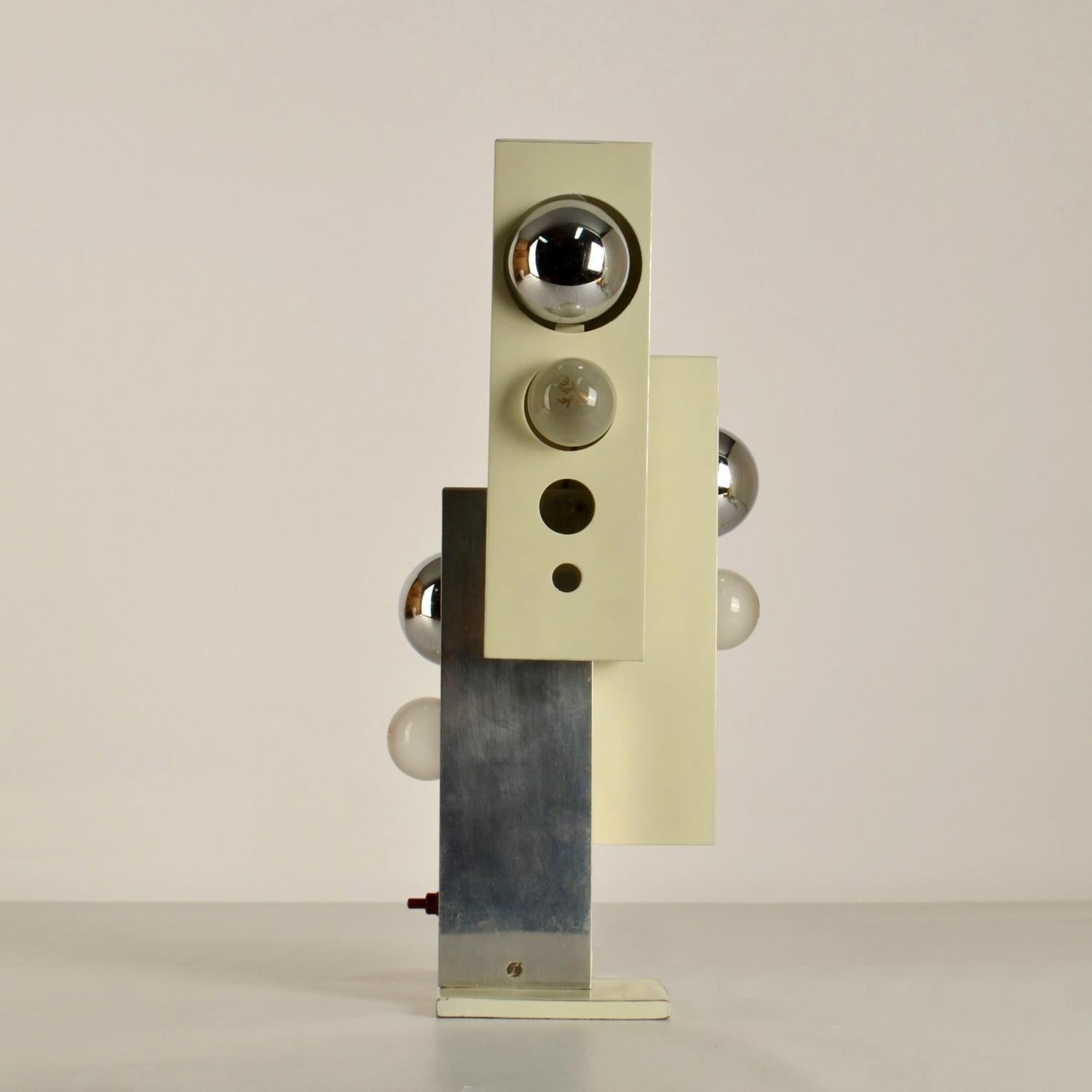 Skulpturale Minimalistische Creme Metall & Nickel 1960's Italienische Tischlampe (Moderne der Mitte des Jahrhunderts)