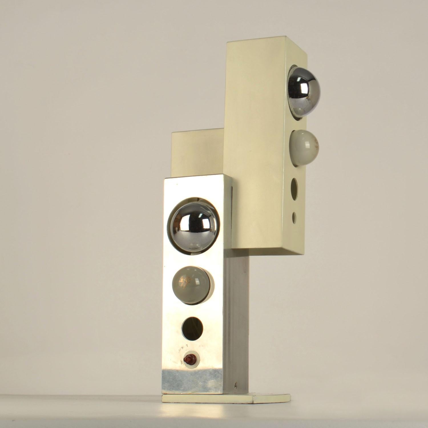 Skulpturale Minimalistische Creme Metall & Nickel 1960's Italienische Tischlampe im Zustand „Hervorragend“ in London, GB