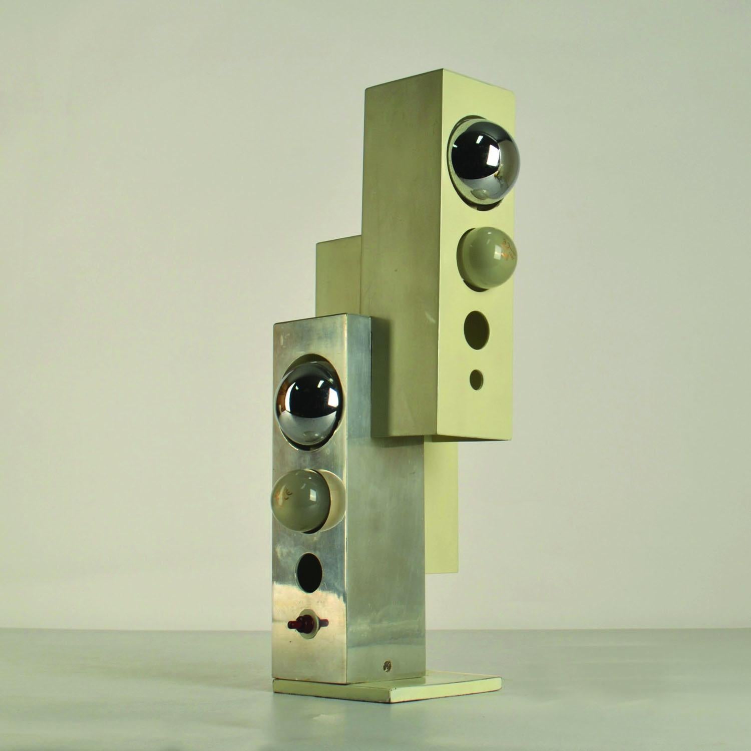 Skulpturale Minimalistische Creme Metall & Nickel 1960's Italienische Tischlampe (Mitte des 20. Jahrhunderts)
