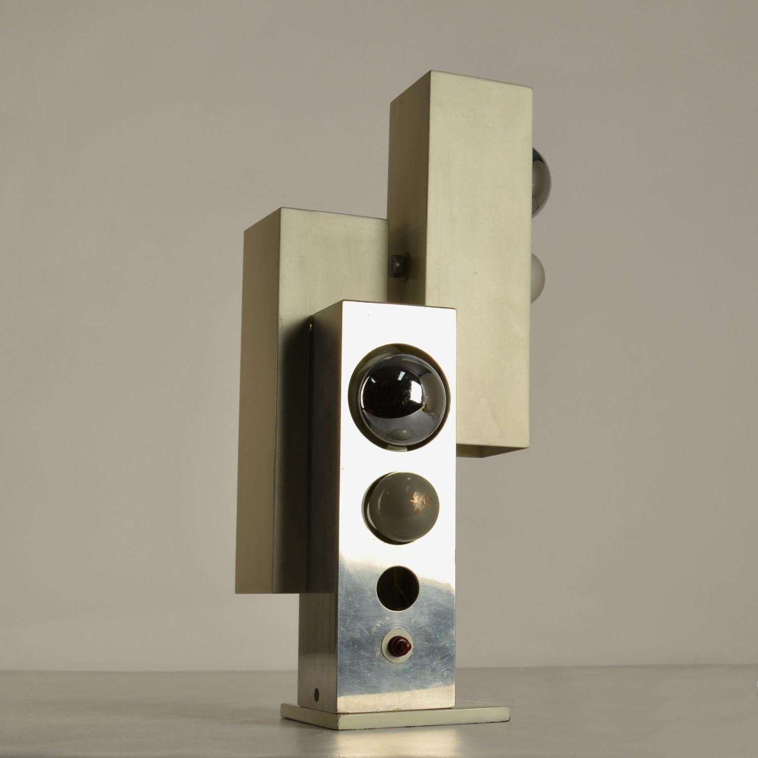Skulpturale Minimalistische Creme Metall & Nickel 1960's Italienische Tischlampe 1