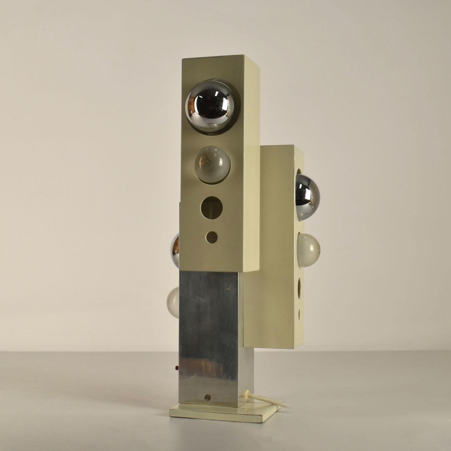 Skulpturale Minimalistische Creme Metall & Nickel 1960's Italienische Tischlampe 2