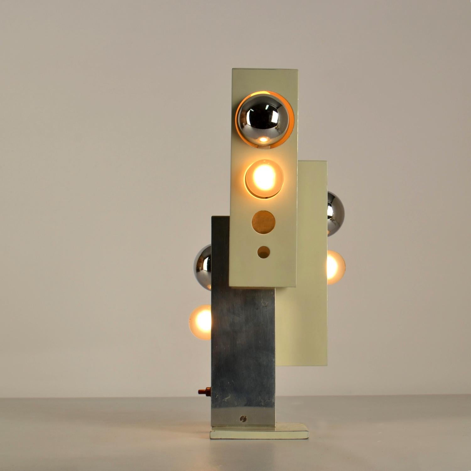 Skulpturale Minimalistische Creme Metall & Nickel 1960's Italienische Tischlampe 3