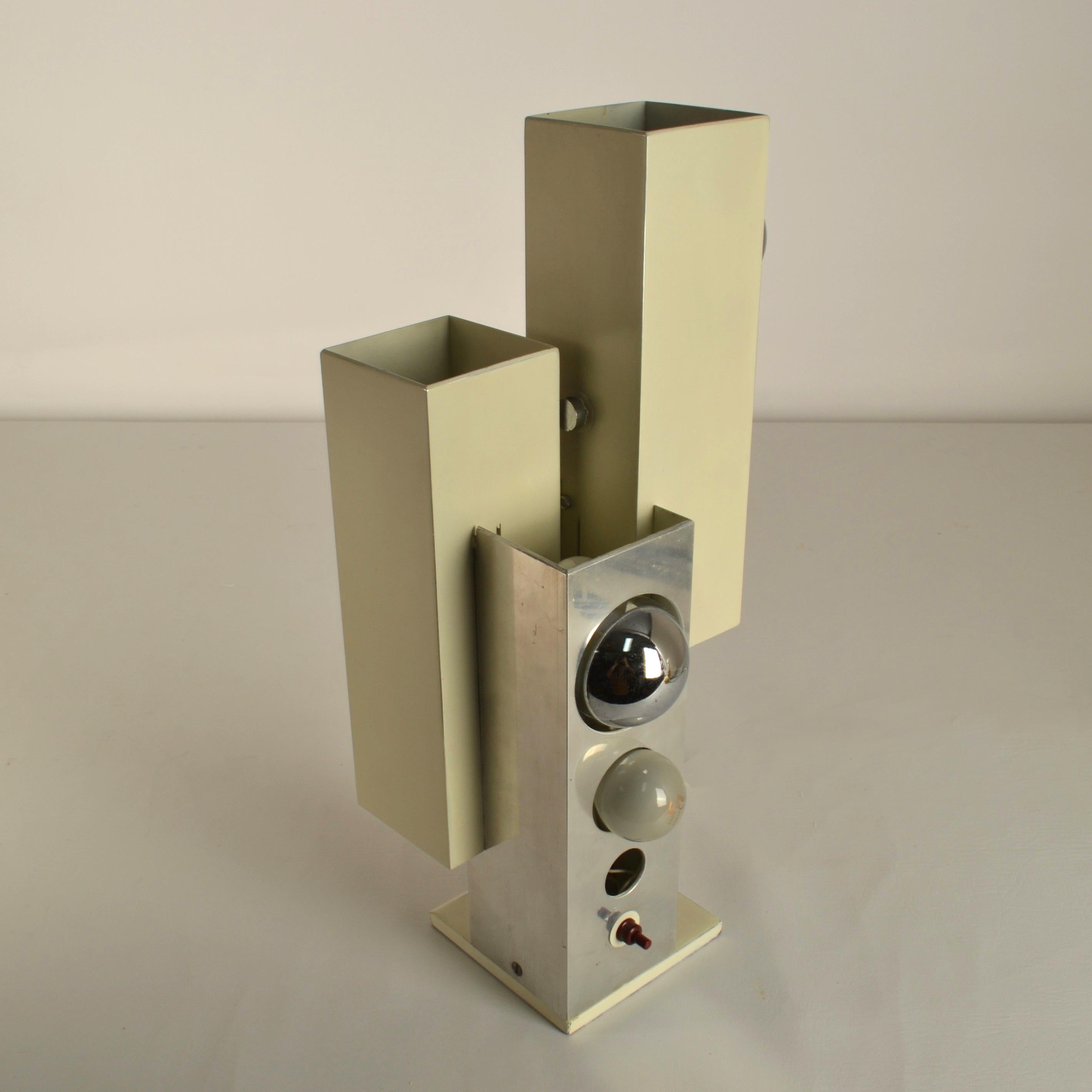 Skulpturale Minimalistische Creme Metall & Nickel 1960's Italienische Tischlampe 4