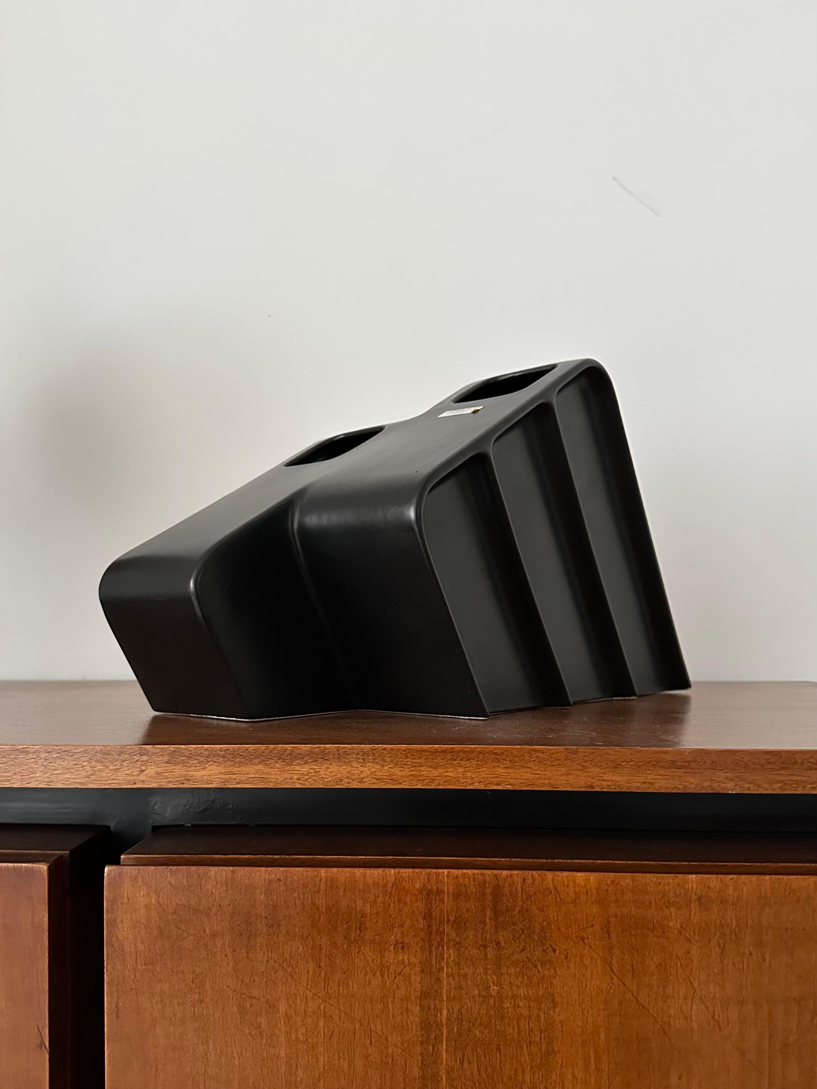 Jarrón escultural minimalista de cerámica negra de Makio Hasuike, Arnolfo di Cambio en venta 7