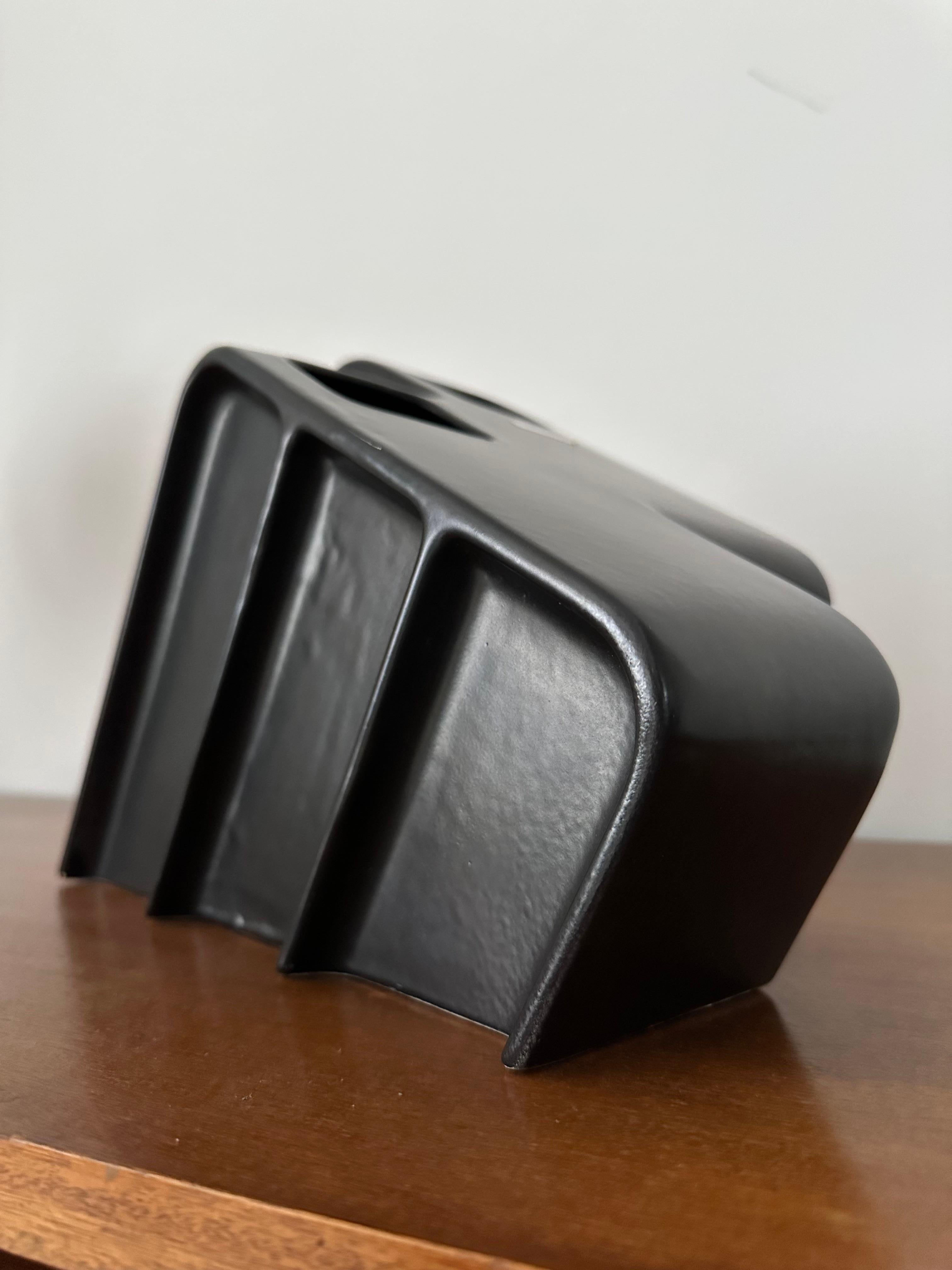 Jarrón escultural minimalista de cerámica negra de Makio Hasuike, Arnolfo di Cambio en venta 8