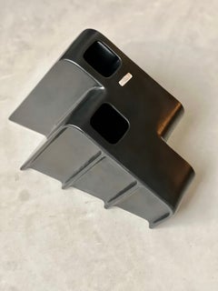 Vaso scultoreo minimalista in ceramica nera di Makio Hasuike, Arnolfo di Cambio