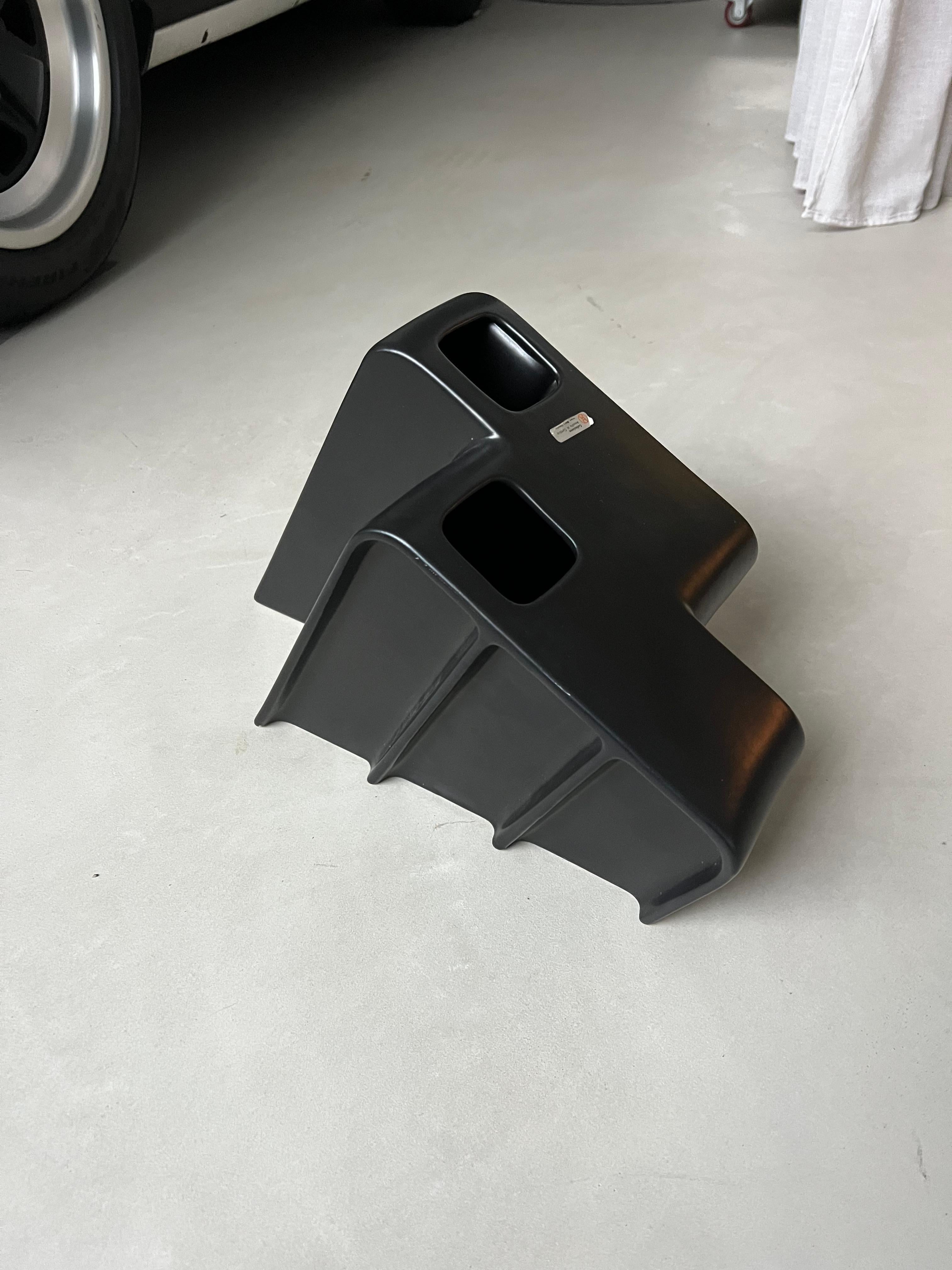 Jarrón escultural minimalista de cerámica negra de Makio Hasuike, Arnolfo di Cambio Moderno en venta