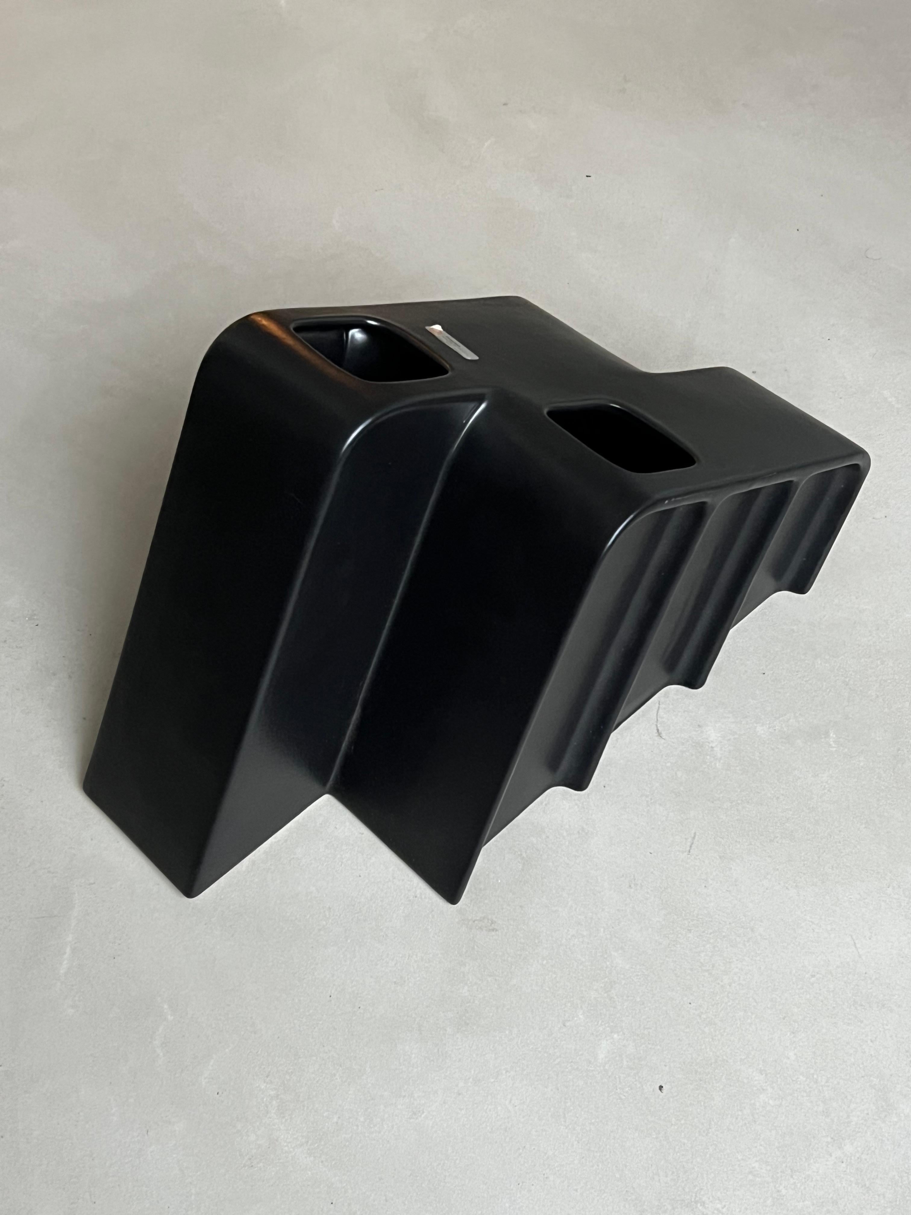 Jarrón escultural minimalista de cerámica negra de Makio Hasuike, Arnolfo di Cambio Italiano en venta