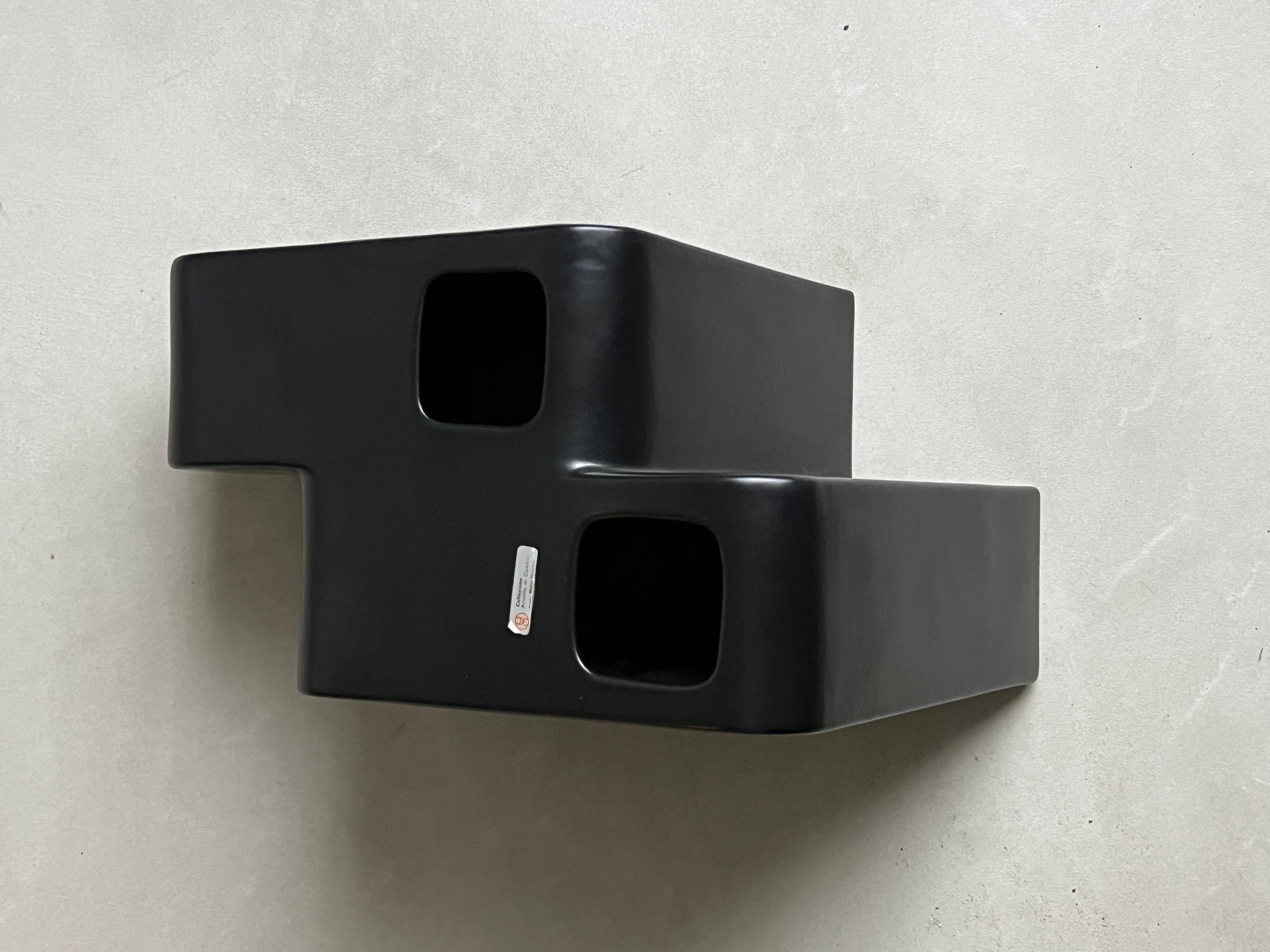 Jarrón escultural minimalista de cerámica negra de Makio Hasuike, Arnolfo di Cambio en Bueno estado para la venta en Milano, IT