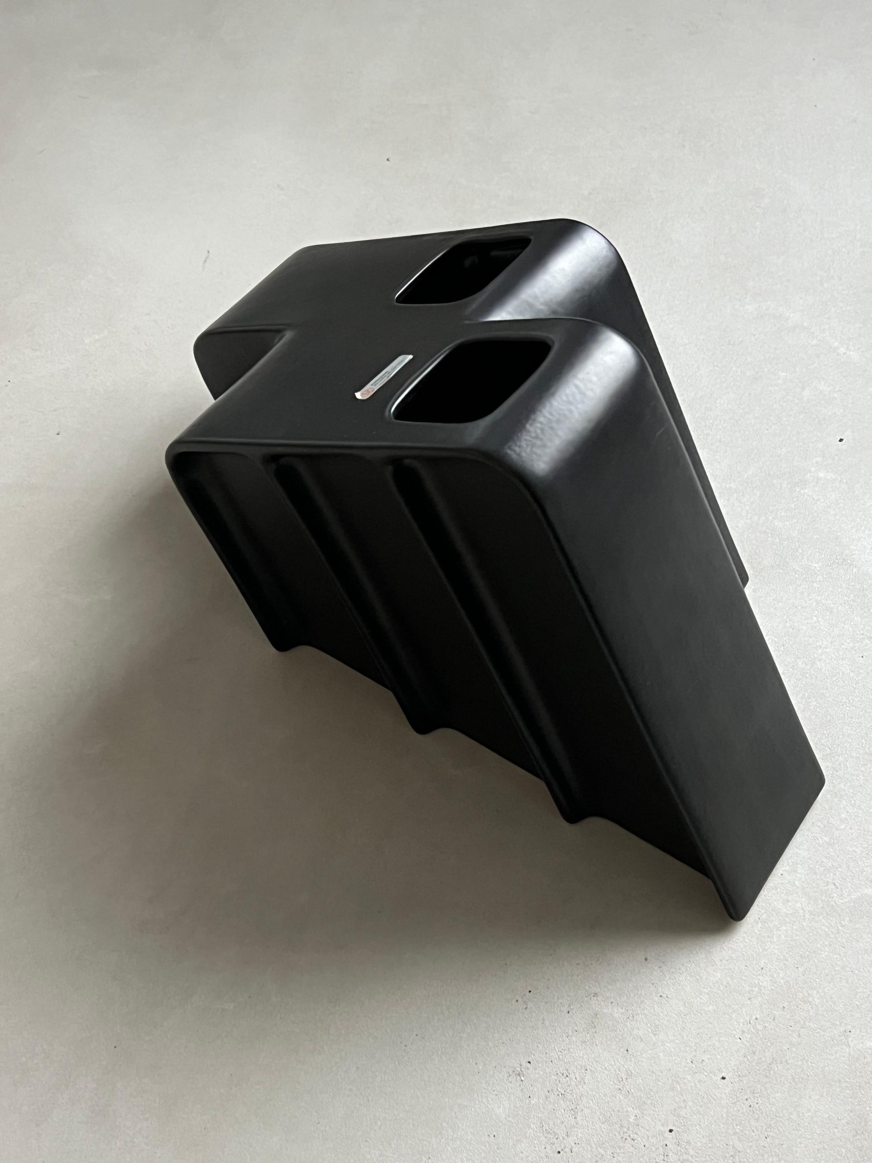 Jarrón escultural minimalista de cerámica negra de Makio Hasuike, Arnolfo di Cambio finales del siglo XX en venta