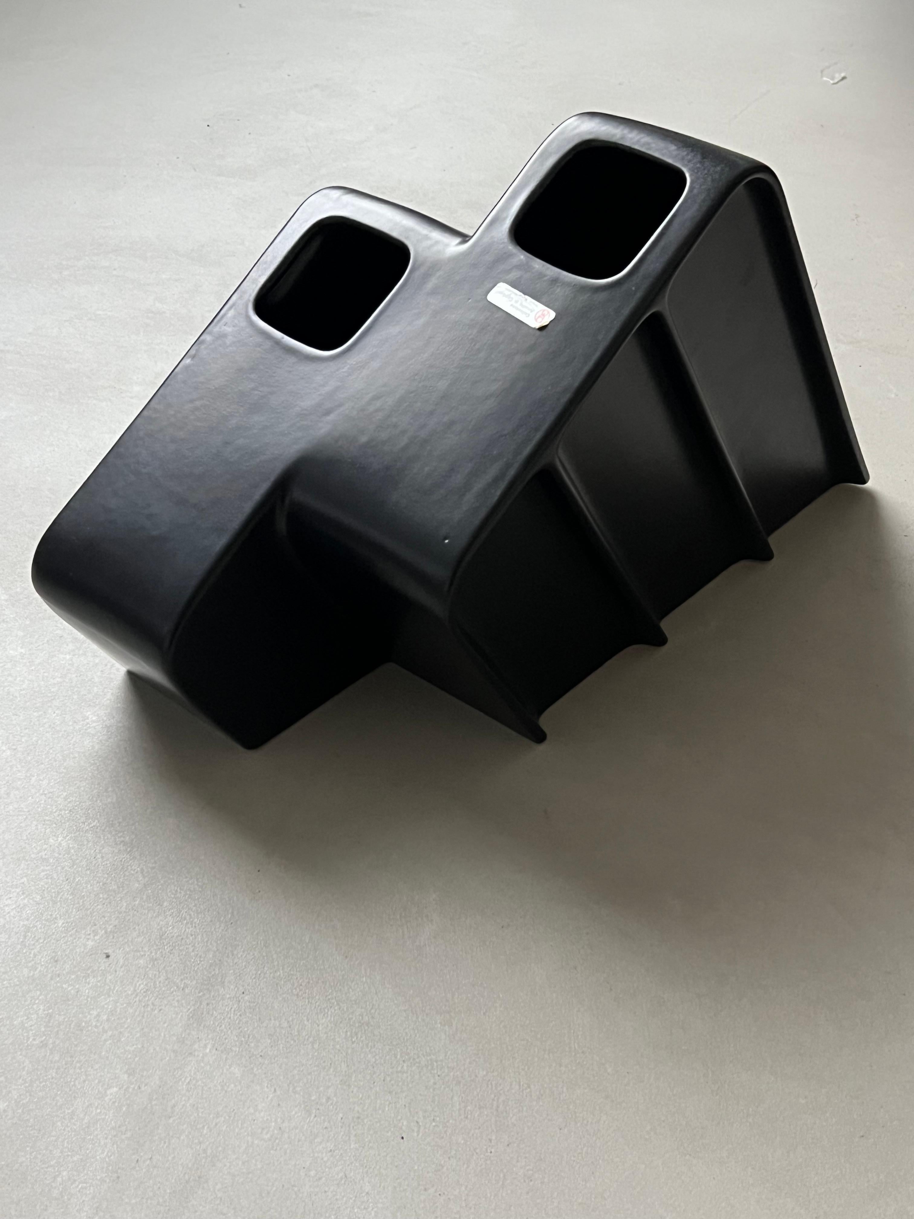 Jarrón escultural minimalista de cerámica negra de Makio Hasuike, Arnolfo di Cambio en venta 1