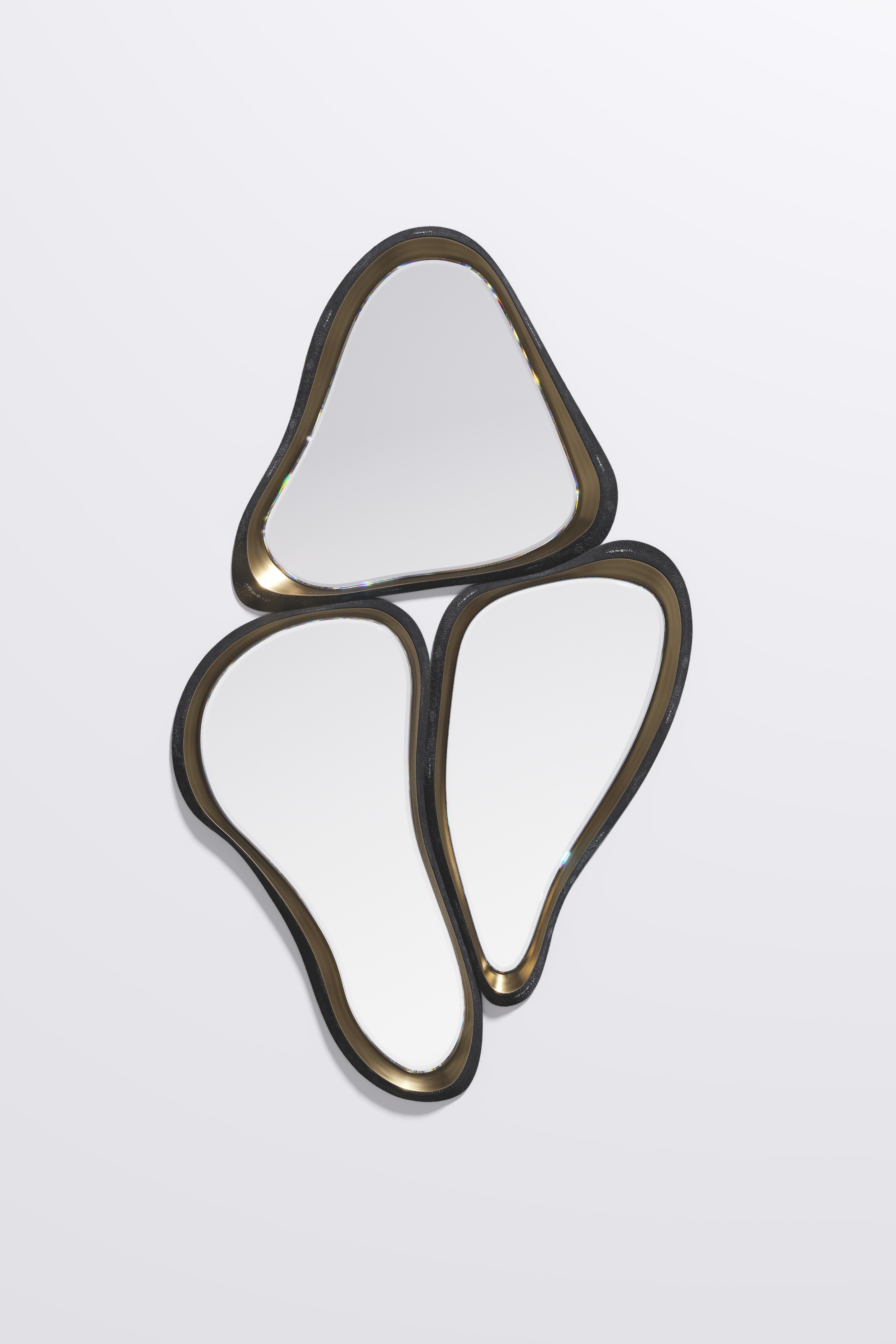 Specchio scultoreo in zigrino crema e ottone patinato di Kifu Paris in vendita 3