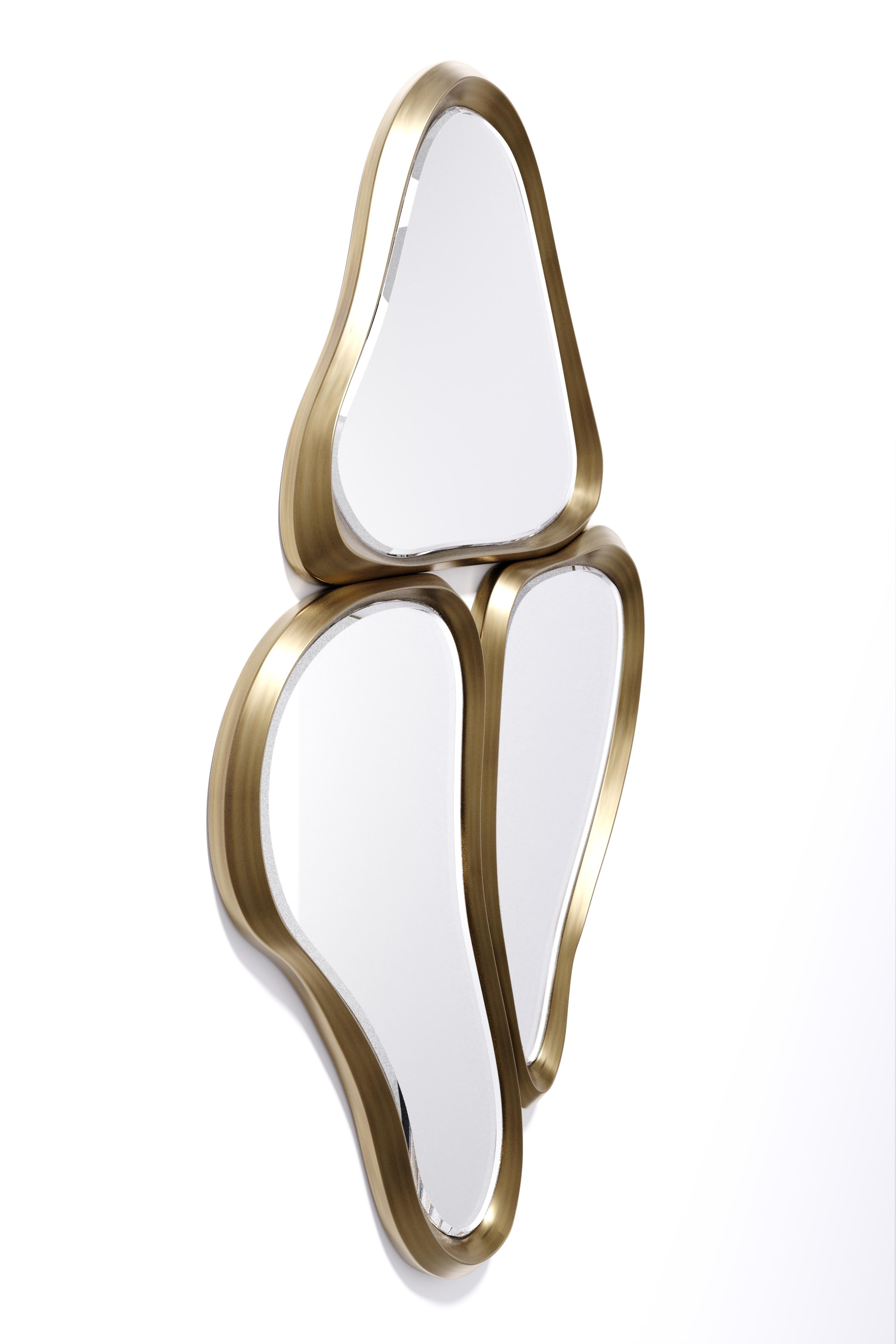 Filippino Specchio scultoreo in zigrino crema e ottone patinato di Kifu Paris in vendita