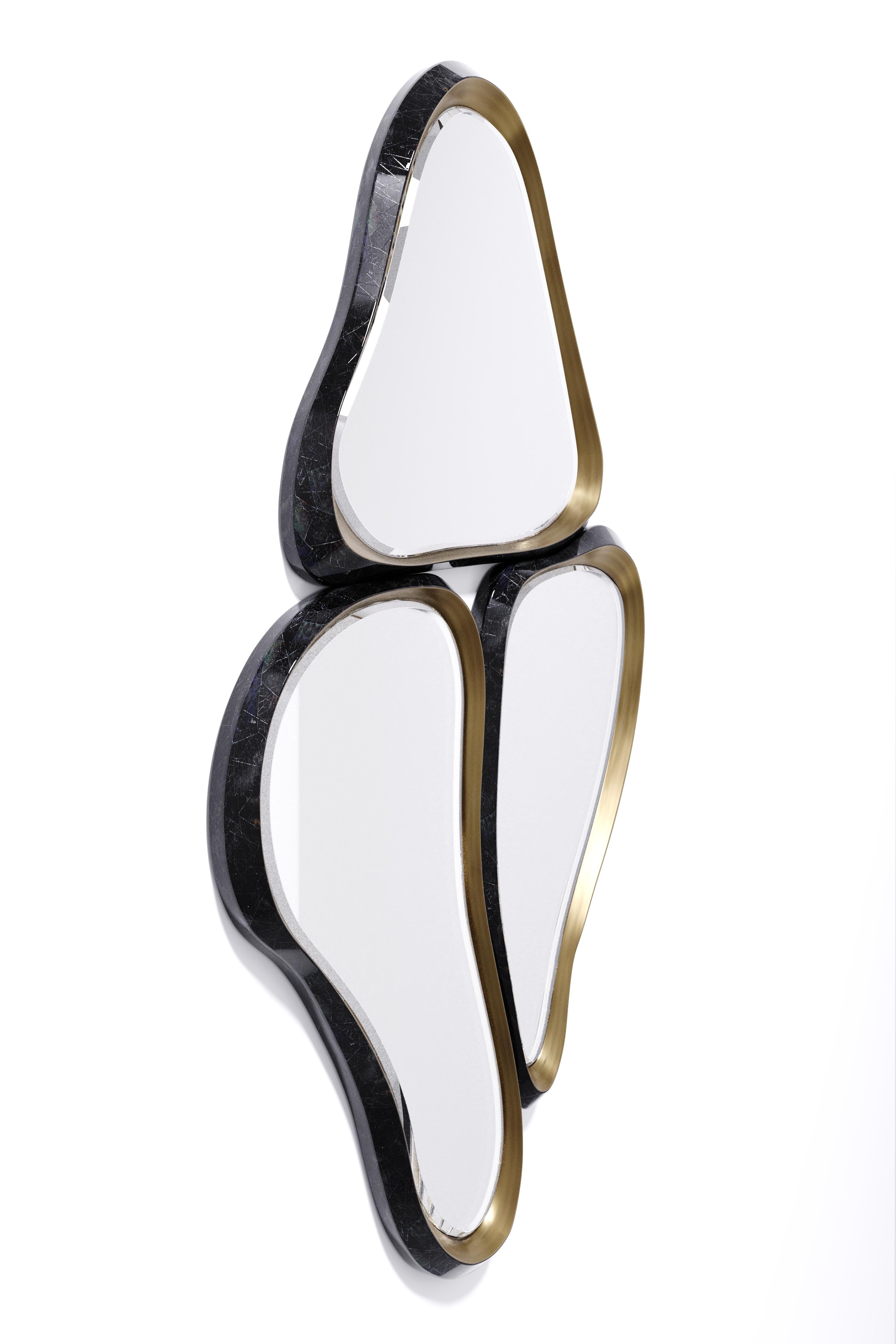 Ottone Specchio scultoreo in zigrino crema e ottone patinato di Kifu Paris in vendita