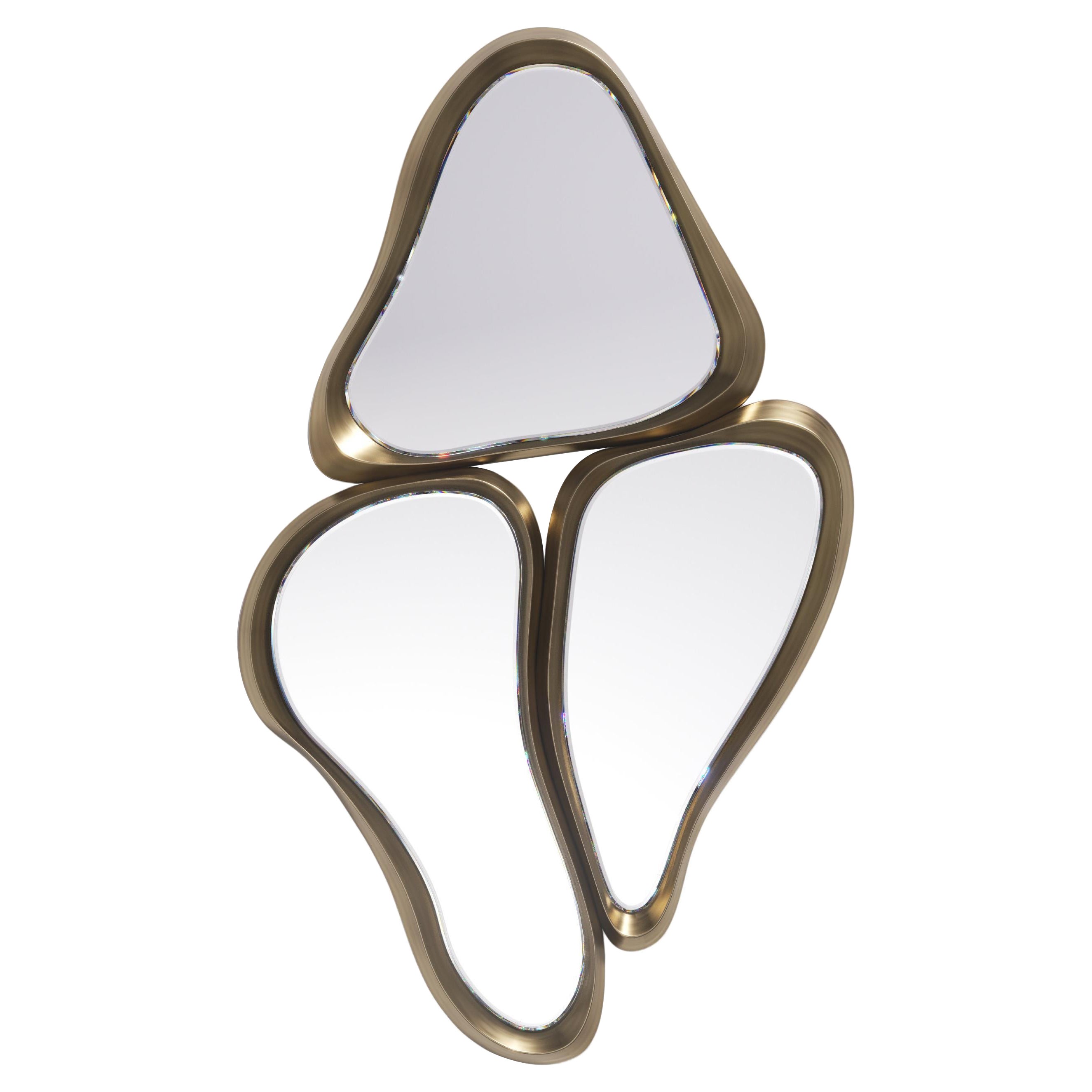 Miroir sculptural en galuchat crème et laiton Patina par Kifu Paris