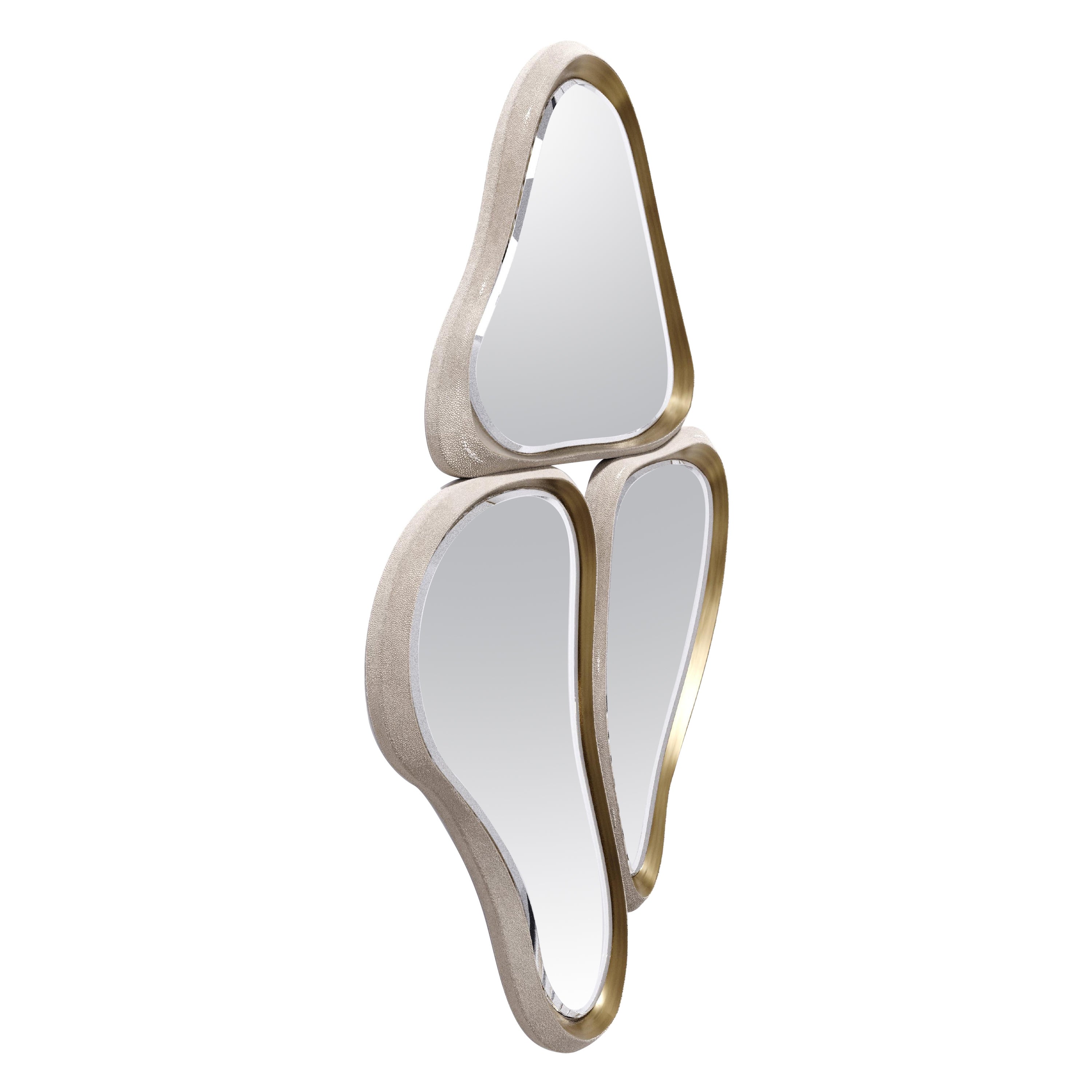 Miroir sculptural en galuchat crème et laiton Patina par Kifu Paris en vente