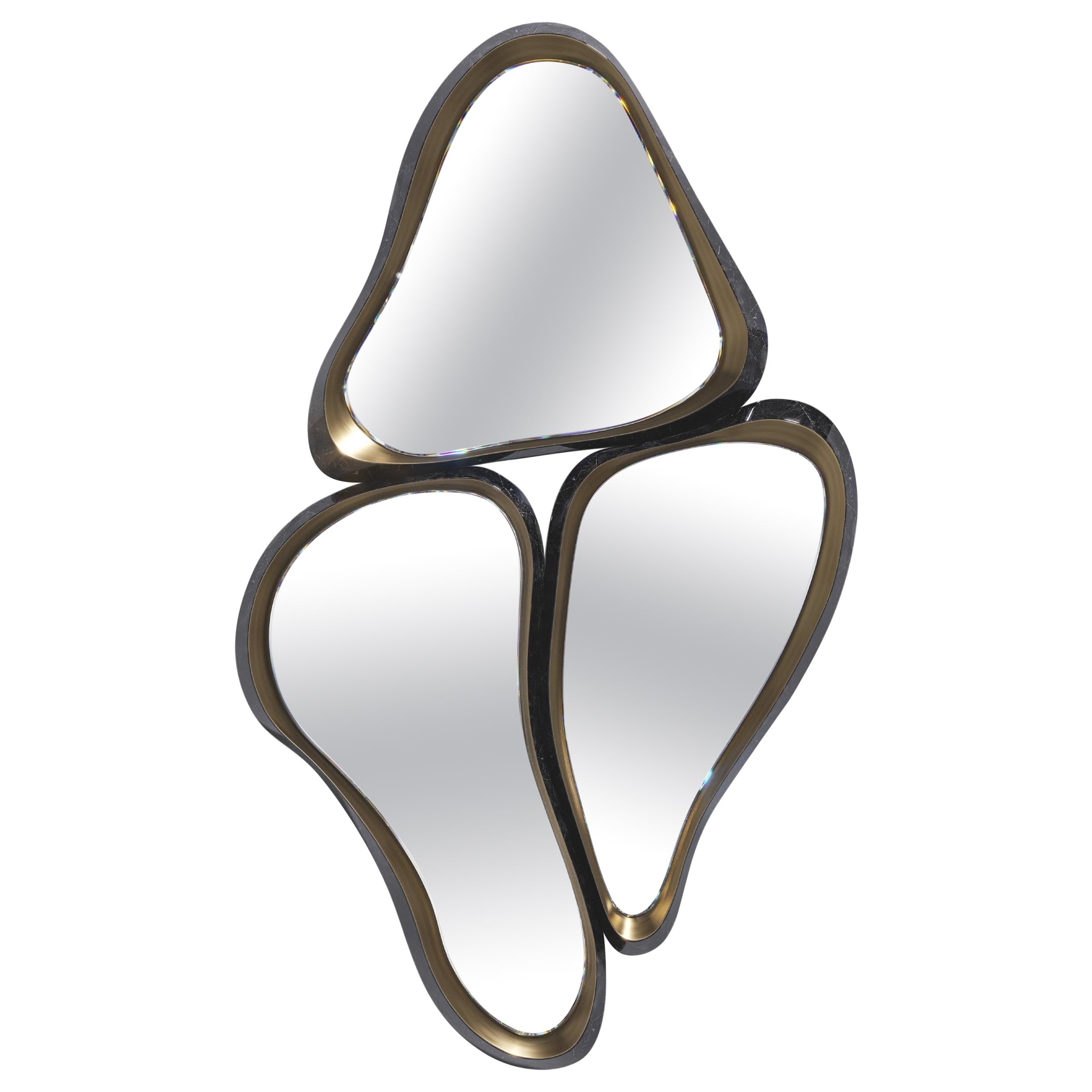Specchio scultoreo in zigrino crema e ottone patinato di Kifu Paris