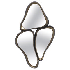 Specchio scultoreo in zigrino crema e ottone patinato di Kifu Paris
