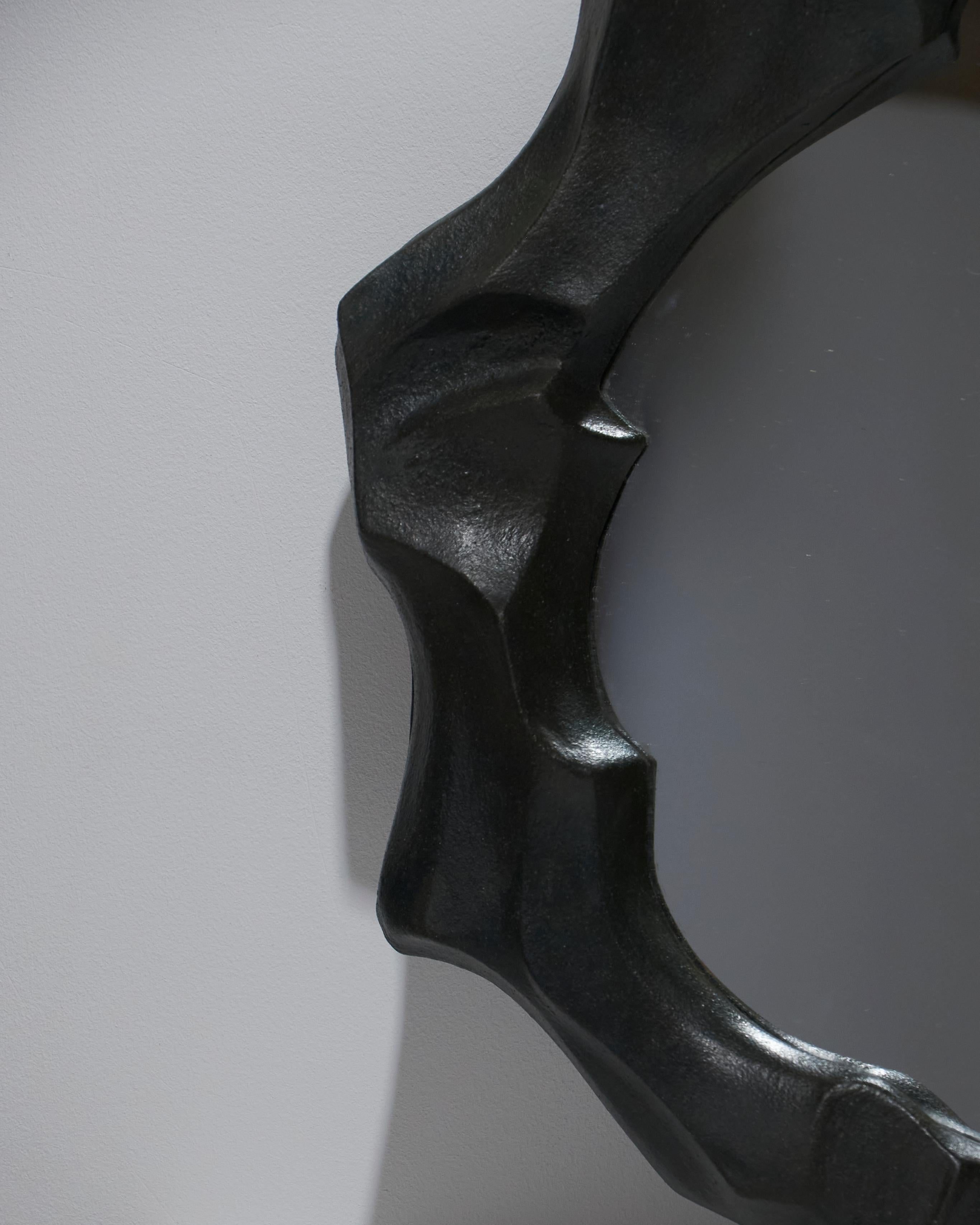 Europeo Specchio scultoreo in gres in vendita