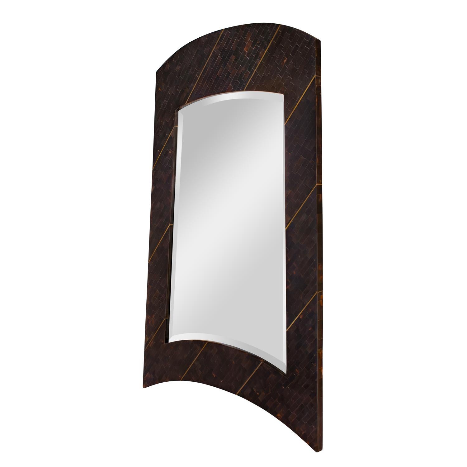 Bellissimo specchio trapezoidale da parete in corno tassellato con intarsi in ottone e specchio smussato di Maitland Smith, Filippine, anni '70 (l'etichetta sul retro recita 