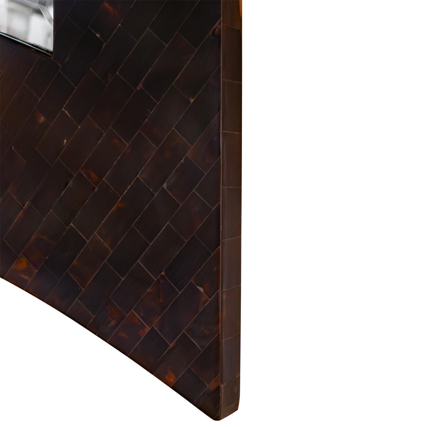 Mid-Century moderno Specchio scultoreo in Horn tessellato con intarsi in ottone anni '70 (Firmato) in vendita