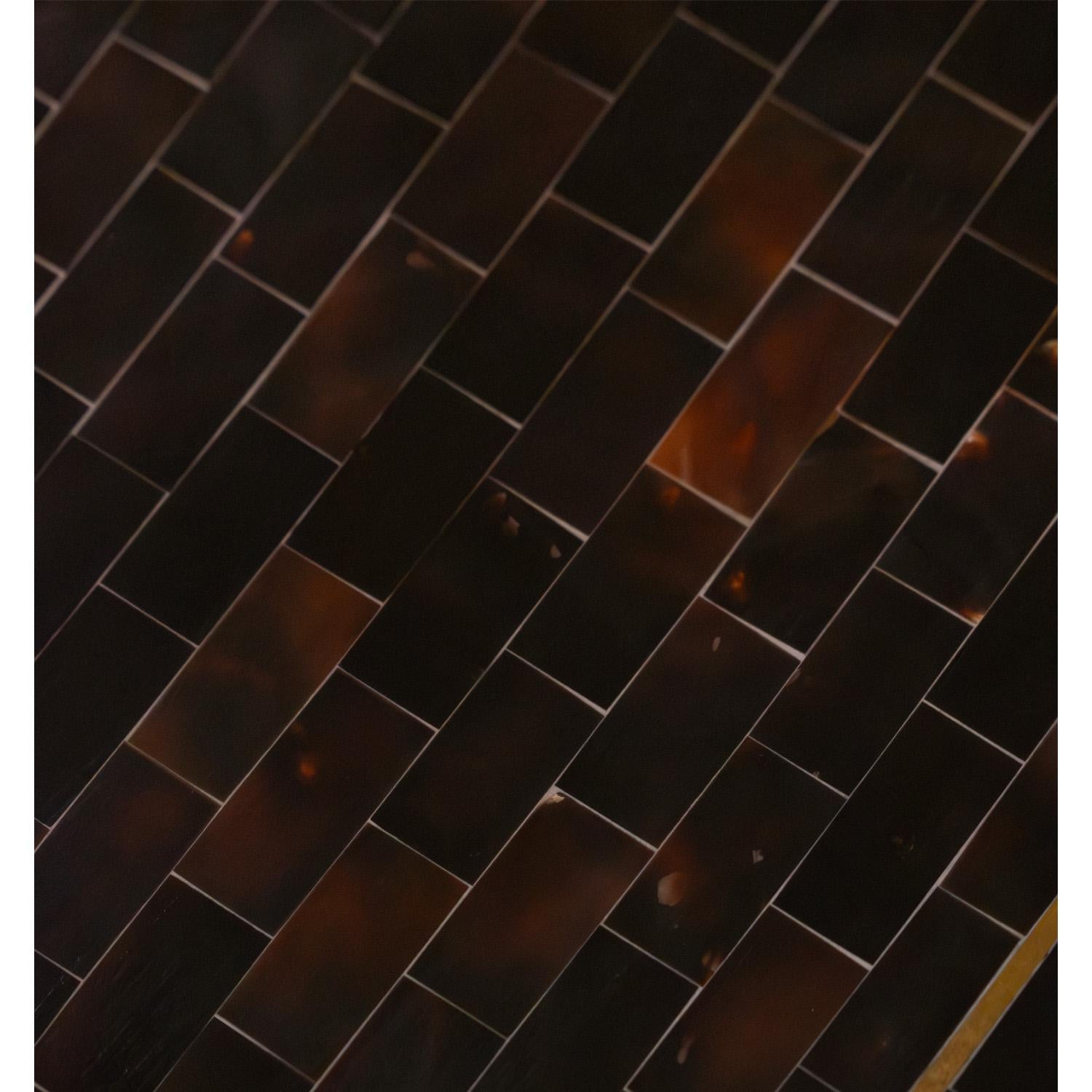Filippino Specchio scultoreo in Horn tessellato con intarsi in ottone anni '70 (Firmato) in vendita