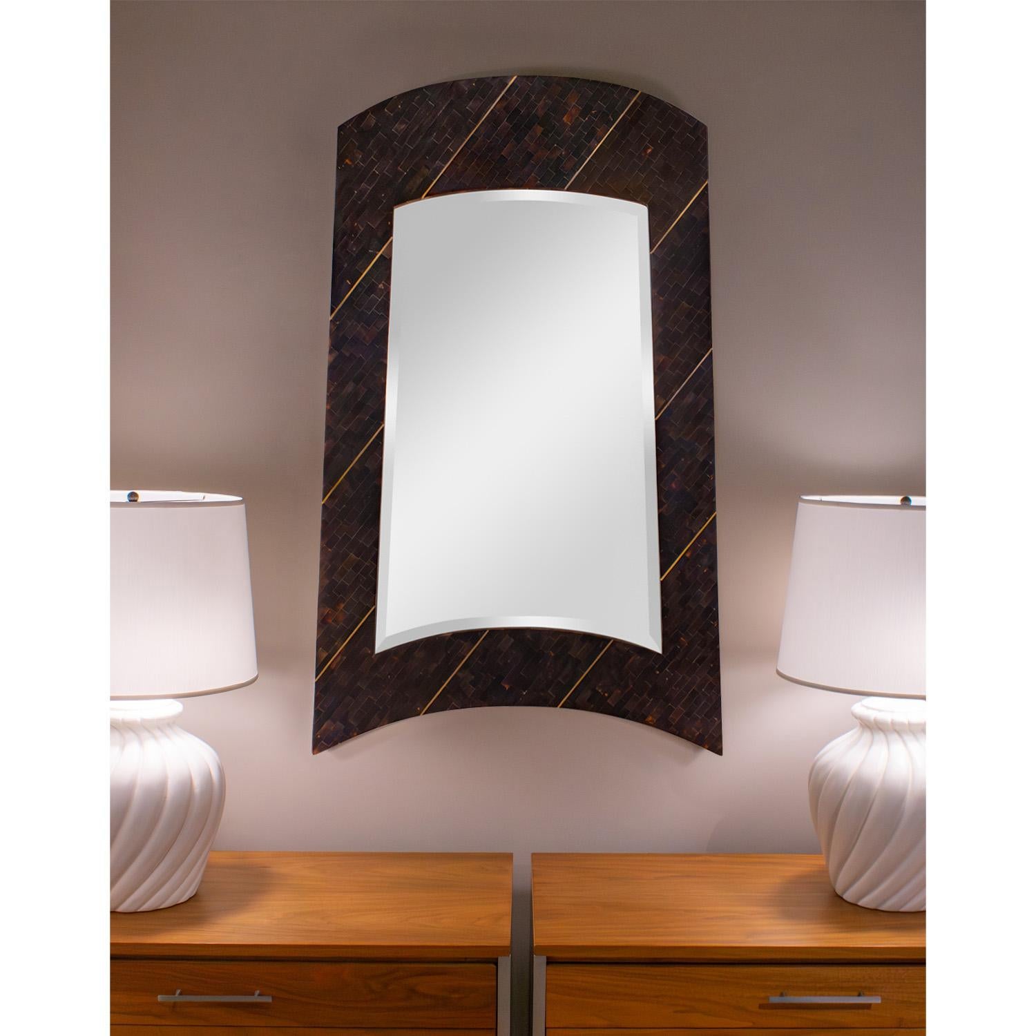 Fine XX secolo Specchio scultoreo in Horn tessellato con intarsi in ottone anni '70 (Firmato) in vendita