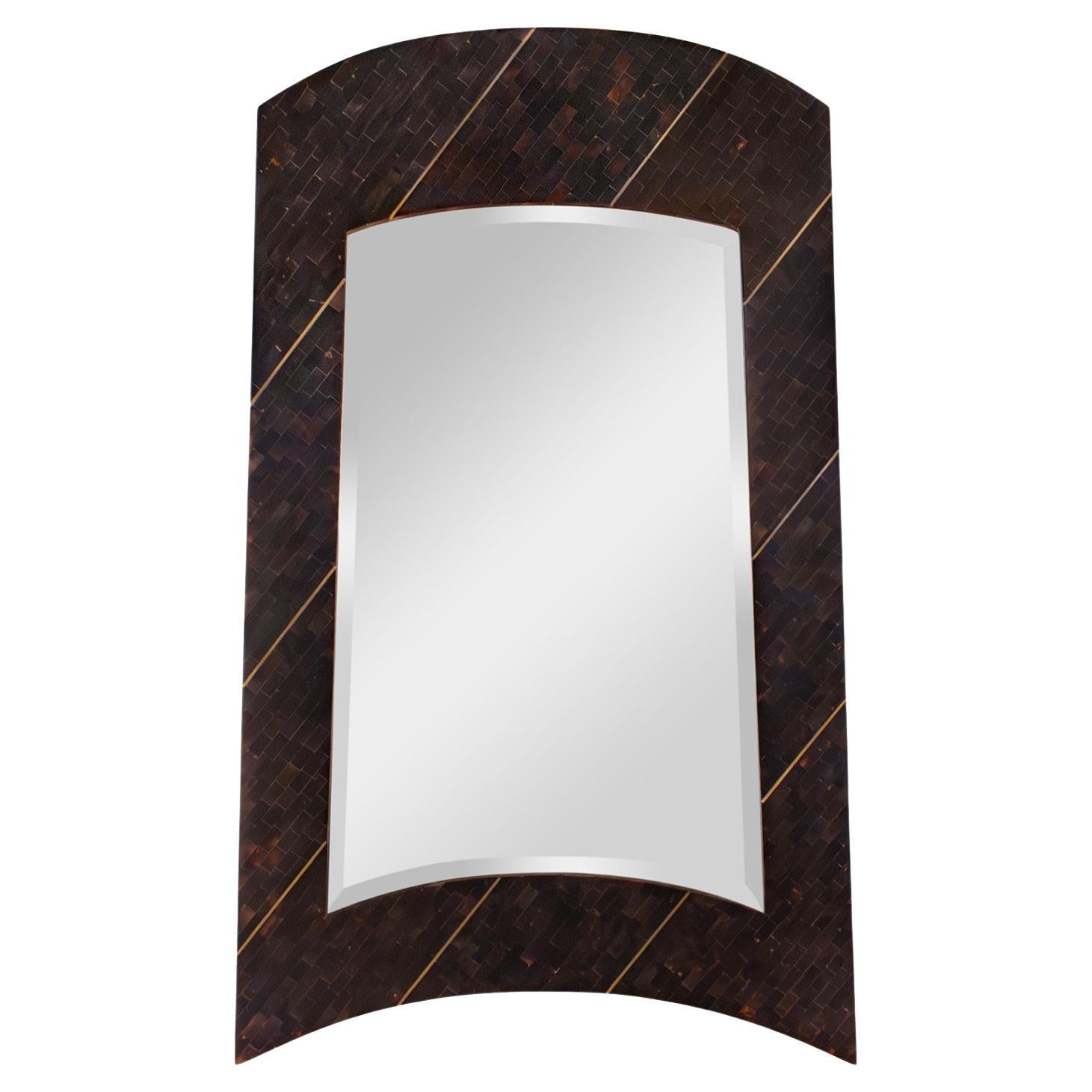 Specchio scultoreo in Horn tessellato con intarsi in ottone anni '70 (Firmato) in vendita