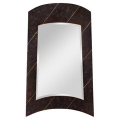 Specchio scultoreo in Horn tessellato con intarsi in ottone anni '70 (Firmato)