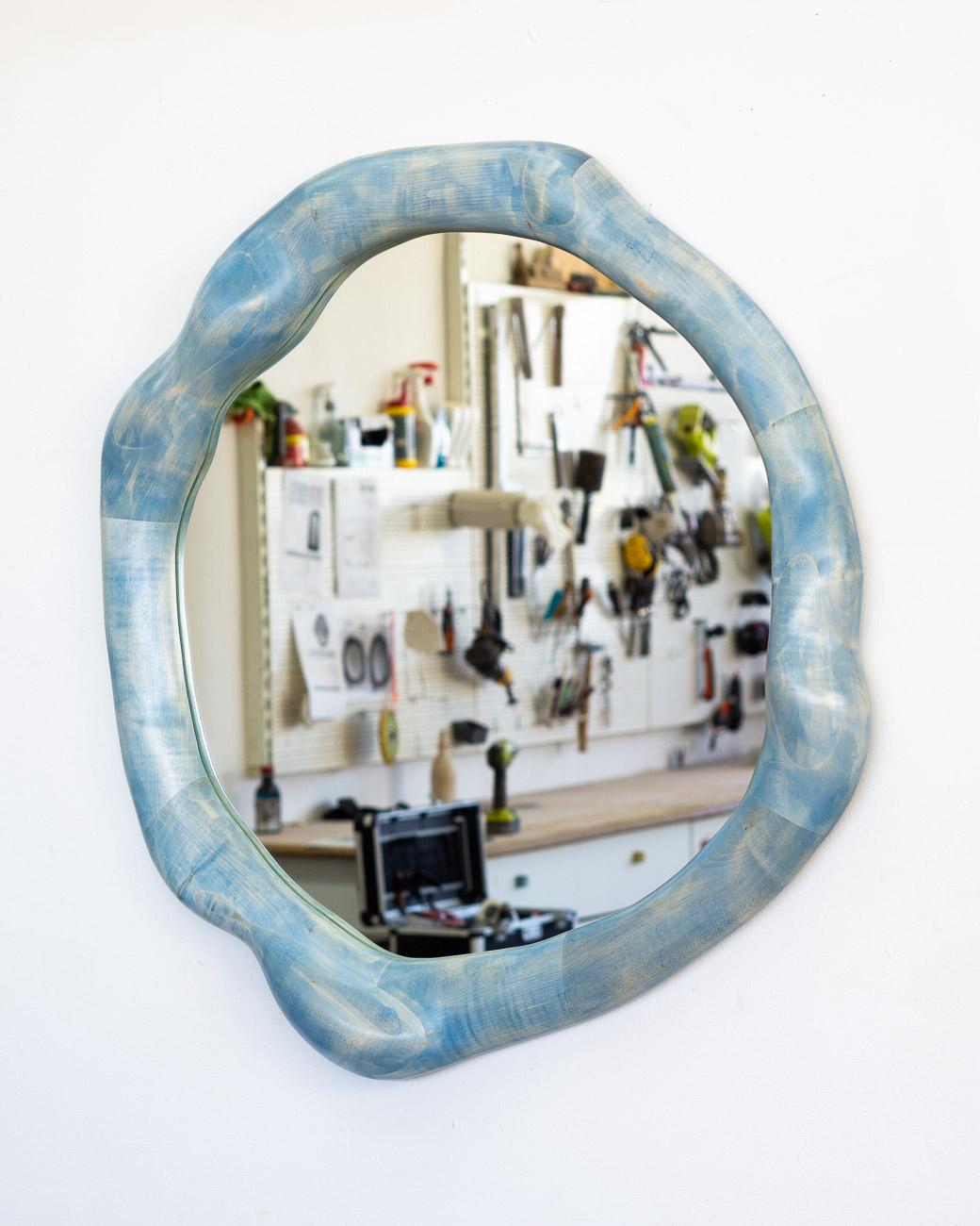 Le cadre du miroir est fabriqué en bois d'érable blanchi et façonné à l'aide de divers outils manuels, ce qui confère à chaque pièce une forme unique. Le cadre du miroir est peint à la main avec des couleurs de teinture de bois.

Le miroir est fixé