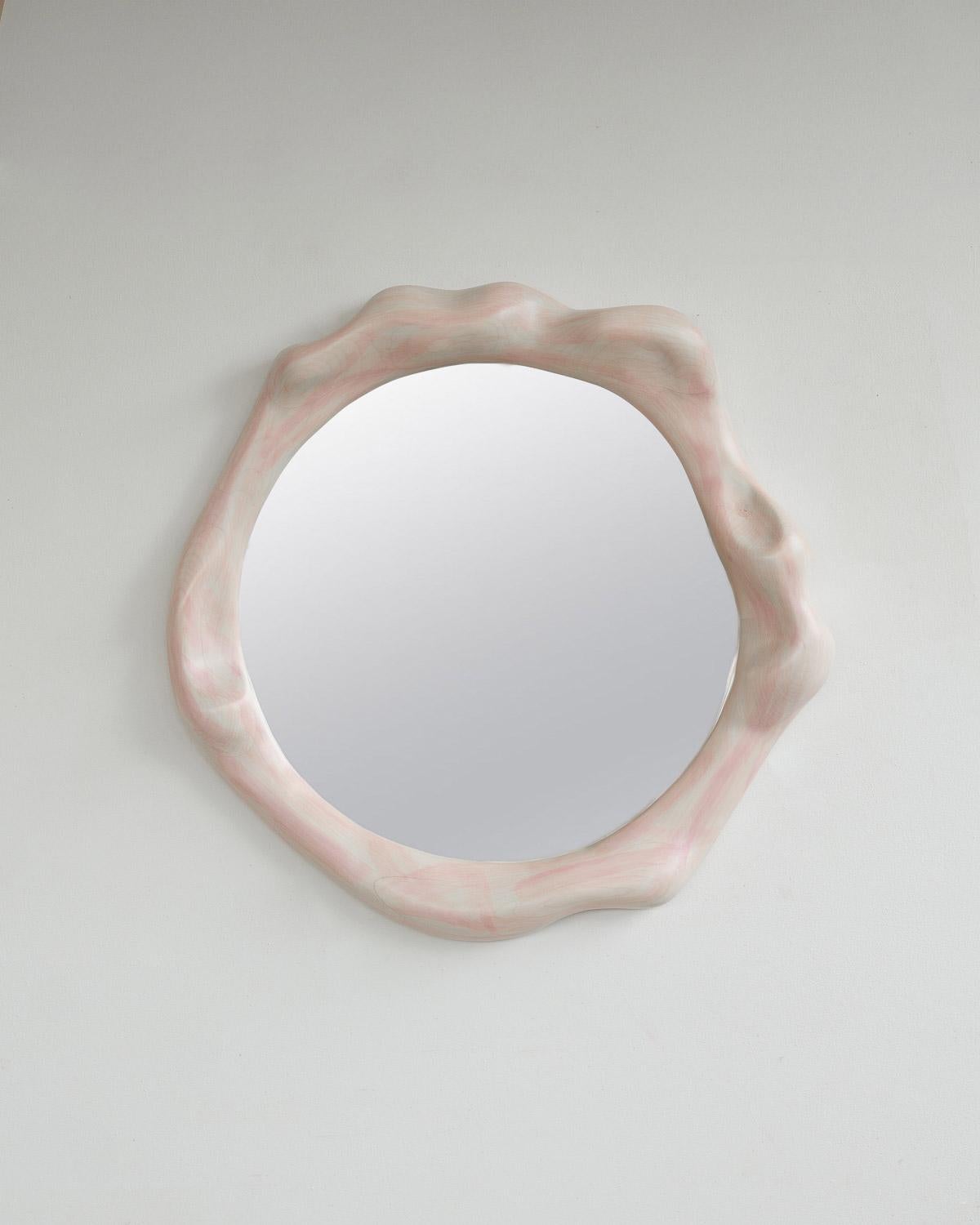 Le cadre du miroir est fabriqué en bois d'érable blanchi et façonné à l'aide de divers outils manuels, ce qui confère à chaque pièce une forme unique. Le cadre du miroir est peint à la main avec des couleurs de teinture de bois.

Le miroir est fixé