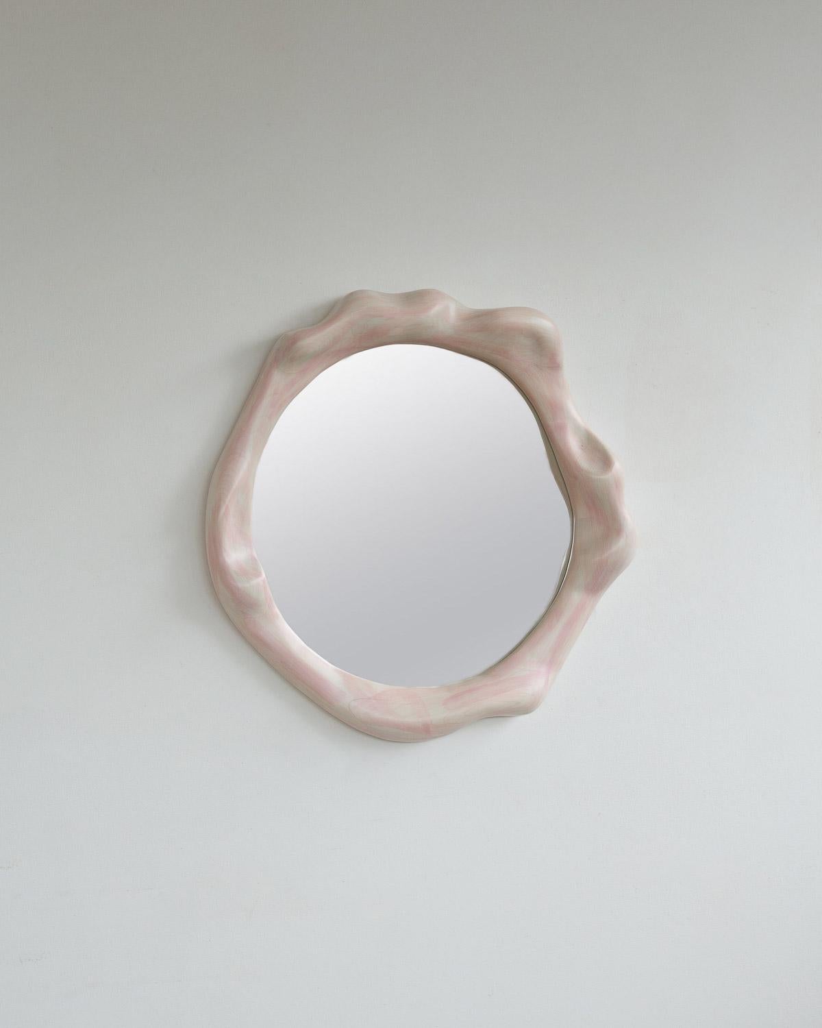Organique Miroir sculptural en bois d'érable peint avec teinture de bois en vente