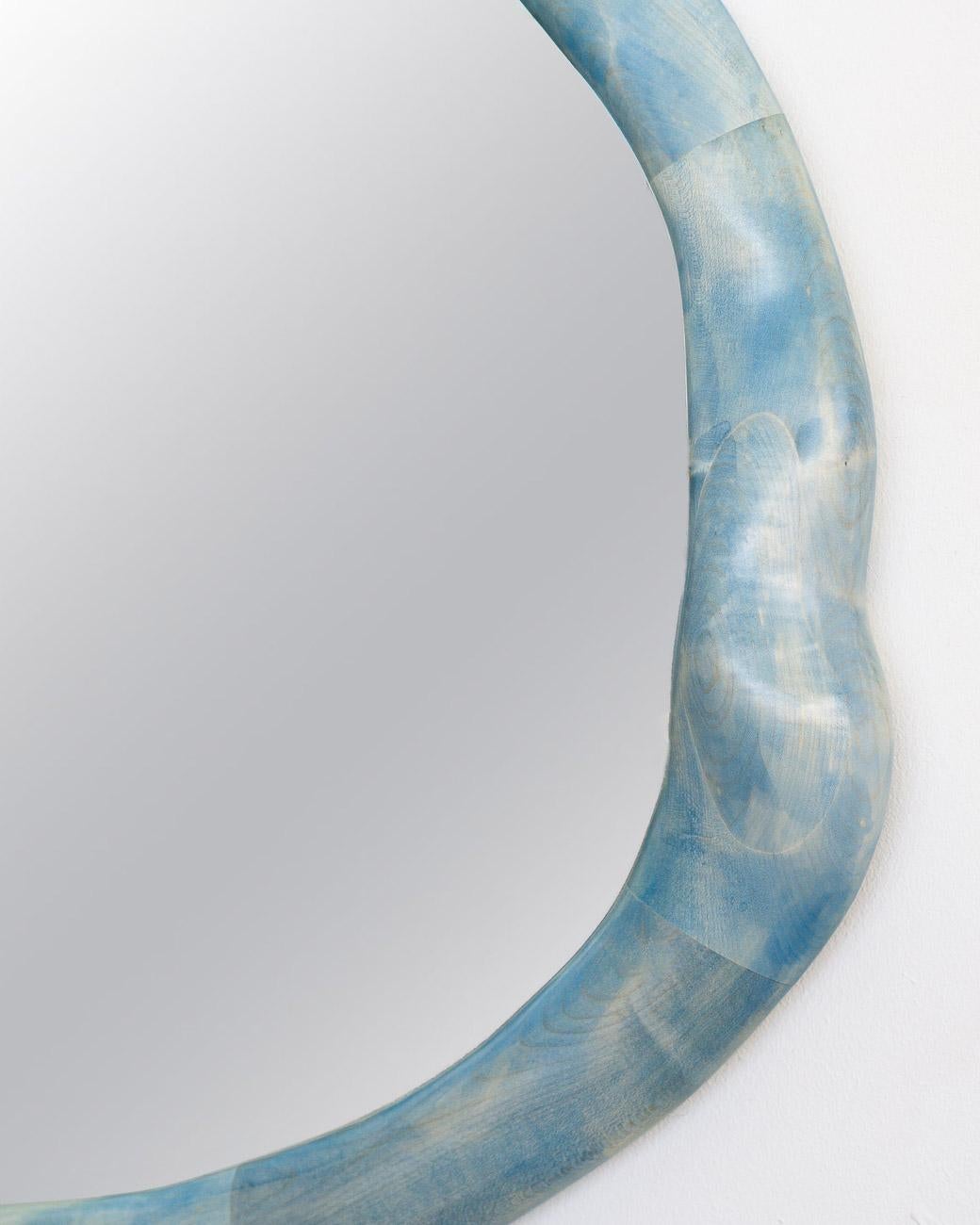 Allemand Miroir sculptural en bois d'érable peint avec teinture de bois en vente