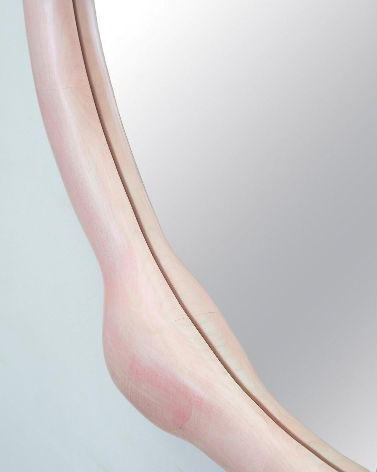 Tedesco Specchio scultoreo in legno d'acero - Verniciato con Wood Stain in vendita