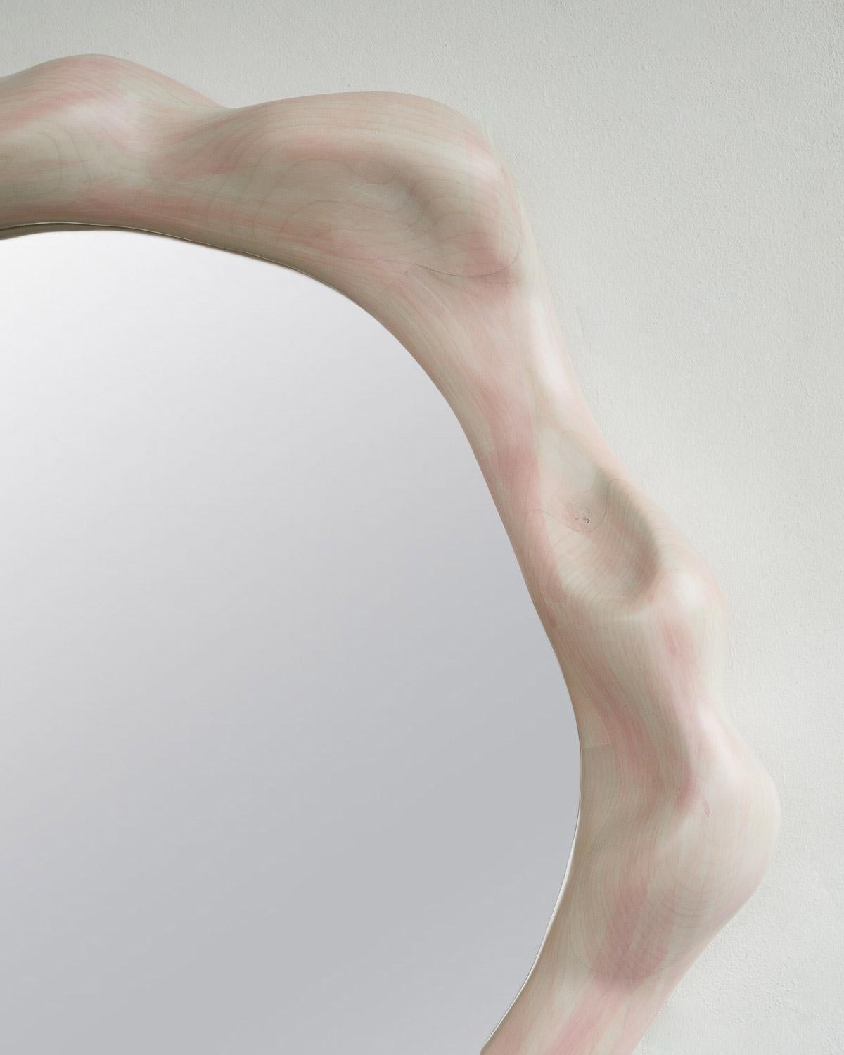 Allemand Miroir sculptural en bois d'érable peint avec teinture de bois en vente