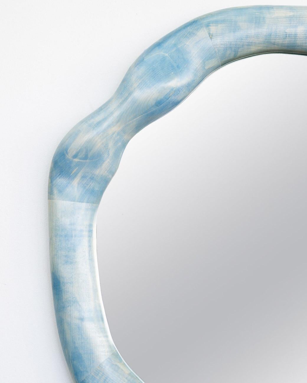 Peint à la main Miroir sculptural en bois d'érable peint avec teinture de bois en vente