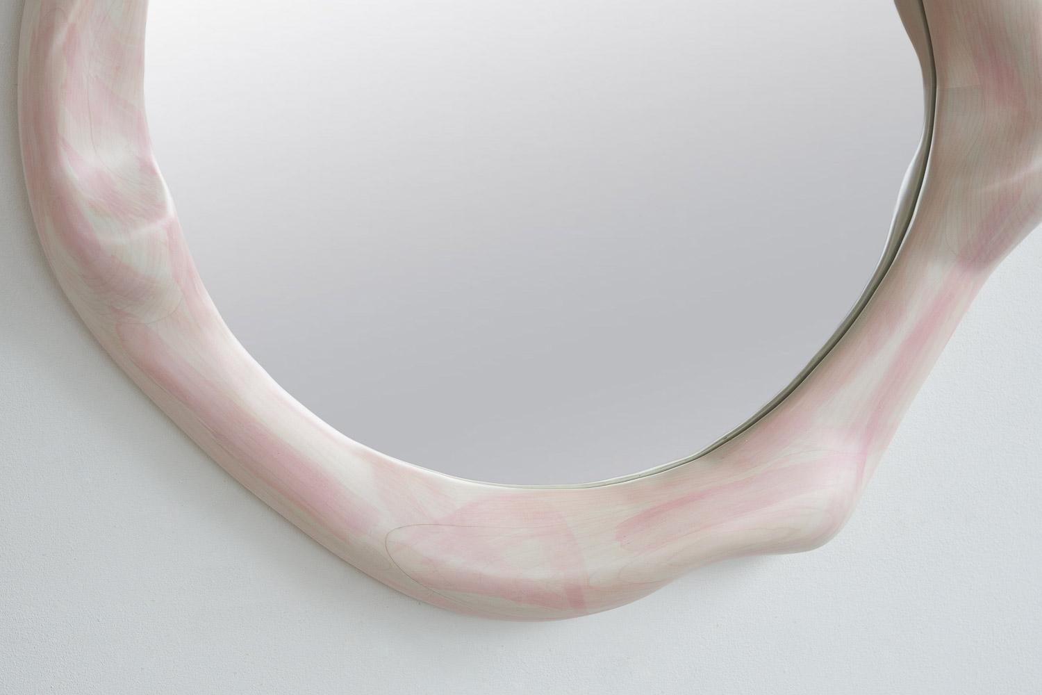 Miroir sculptural en bois d'érable peint avec teinture de bois Neuf - En vente à Waiblingen, BW