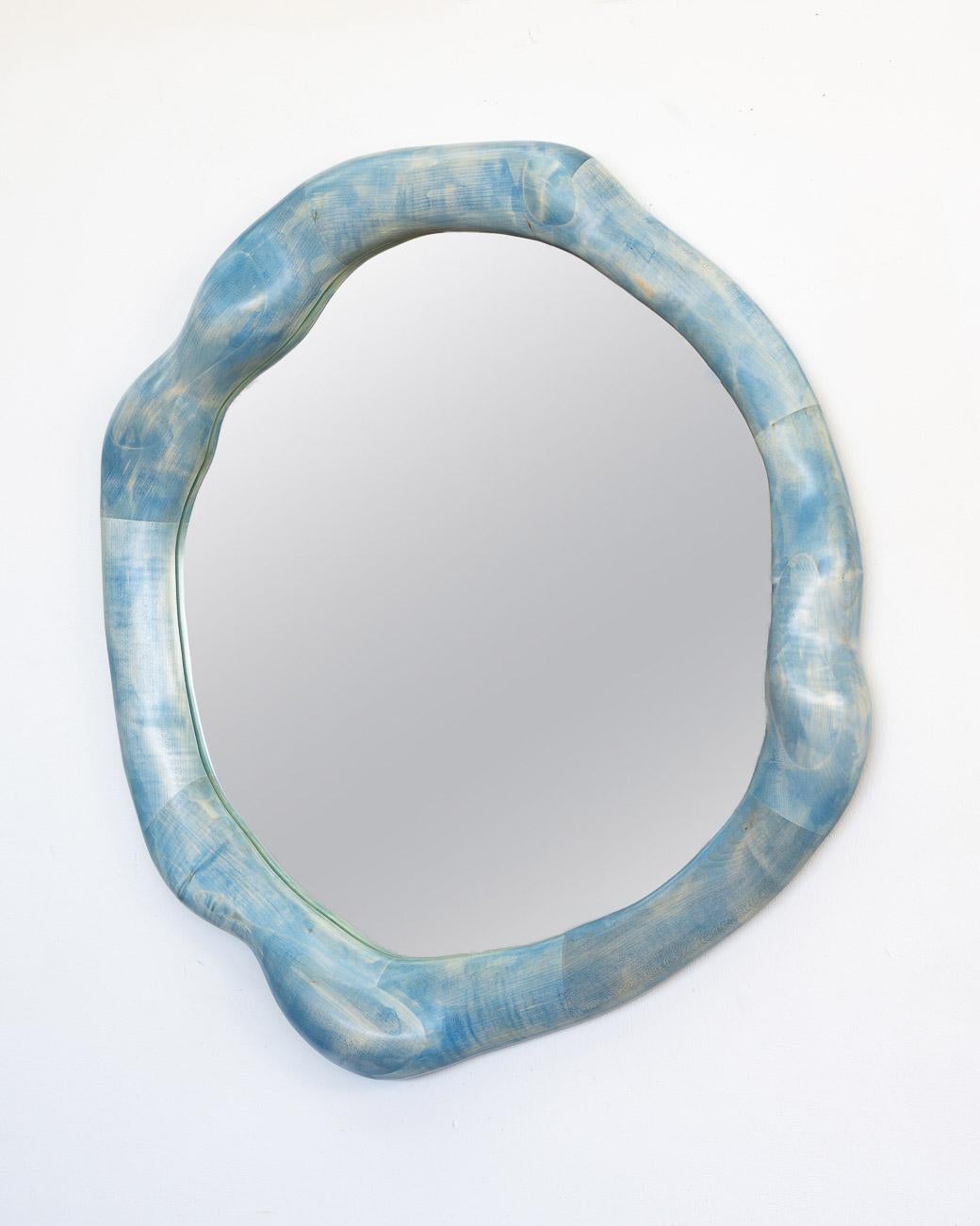 Miroir sculptural en bois d'érable peint avec teinture de bois en vente 1